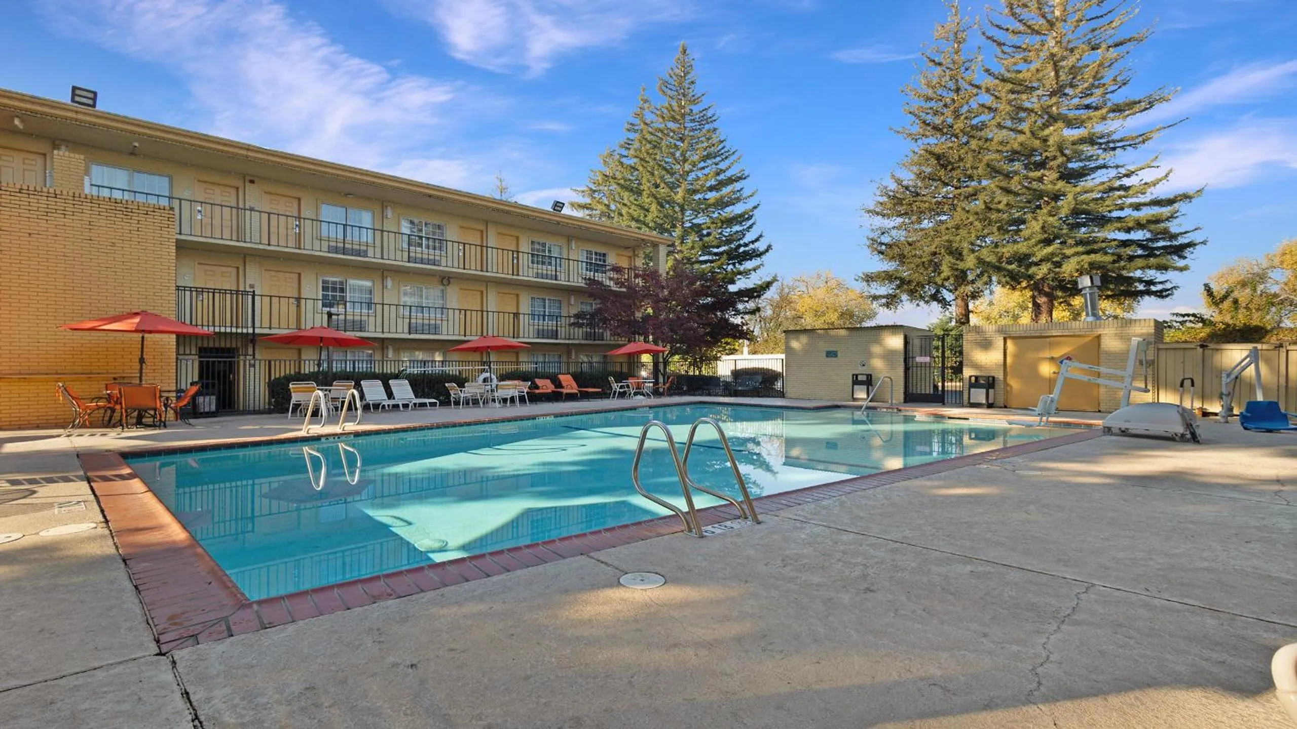 Swimming pool in Howard Johnson by Wyndham Sacramento Downtown