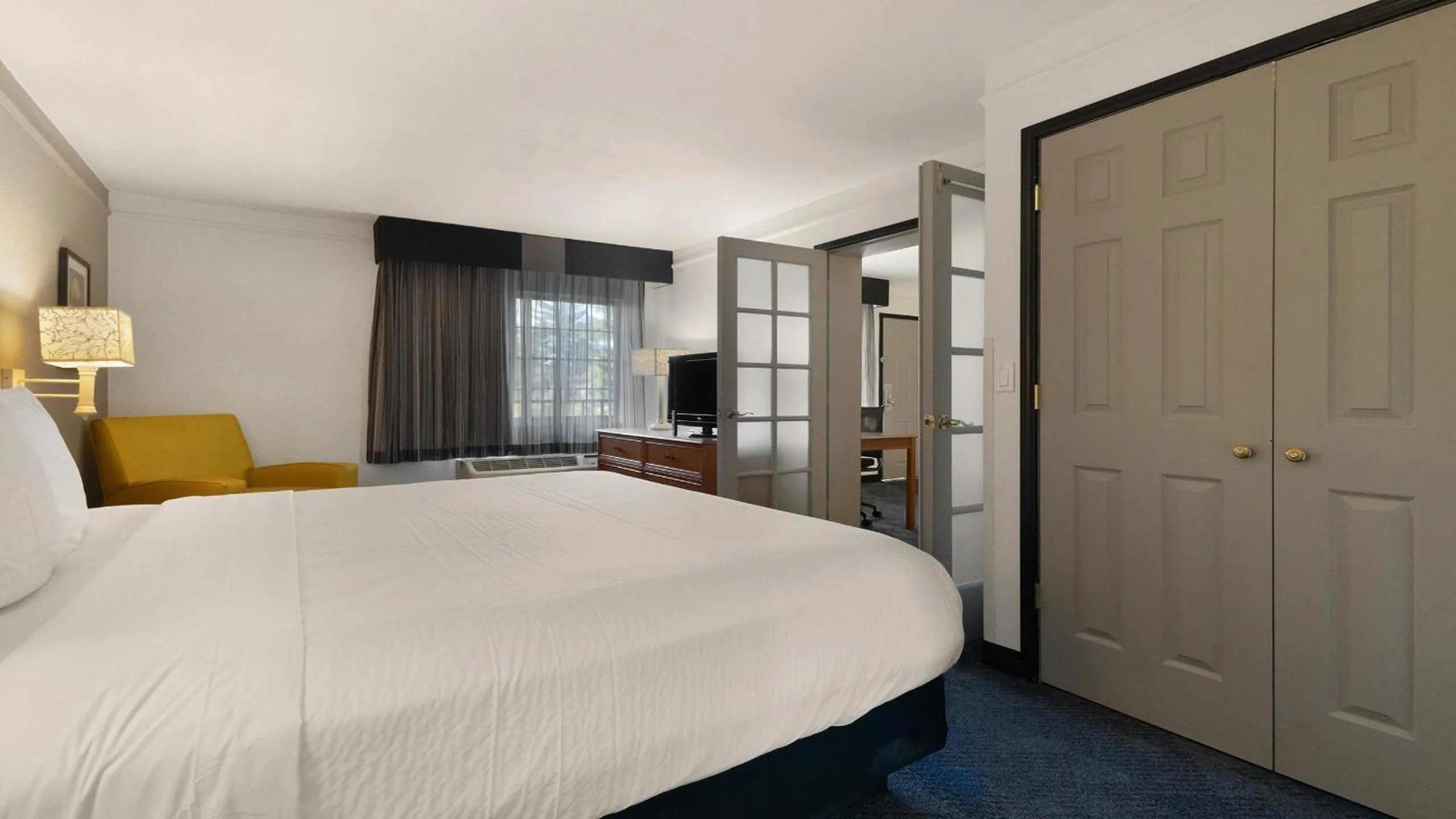 Bedroom, Bed in Howard Johnson by Wyndham Sacramento Downtown