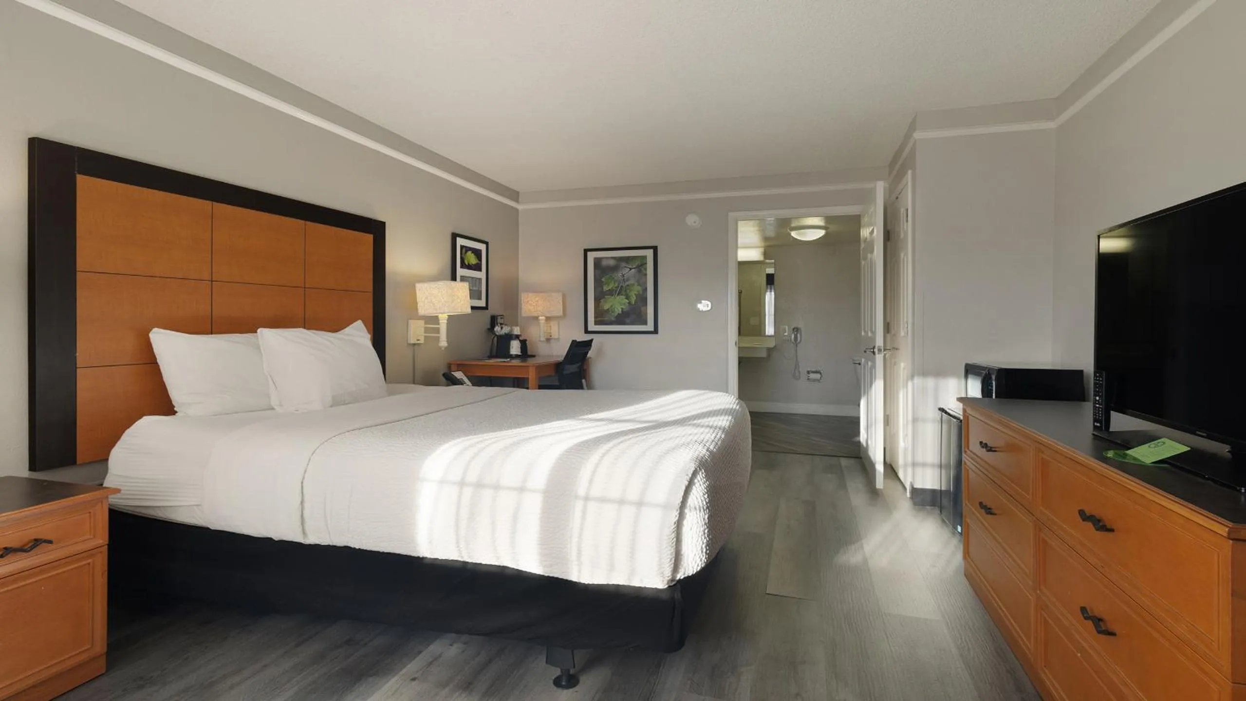 Bedroom, Bed in Howard Johnson by Wyndham Sacramento Downtown