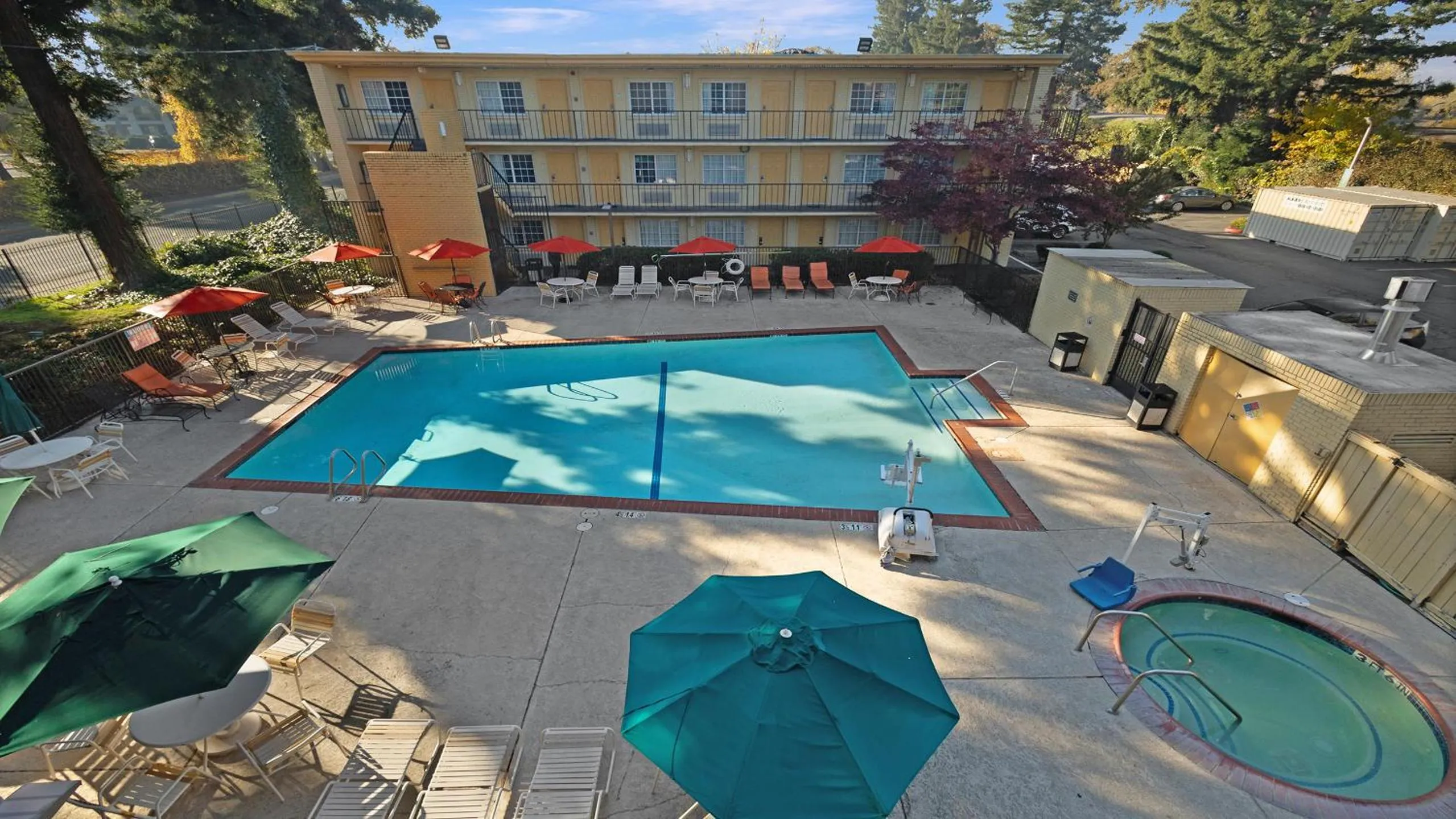 Swimming pool in Howard Johnson by Wyndham Sacramento Downtown