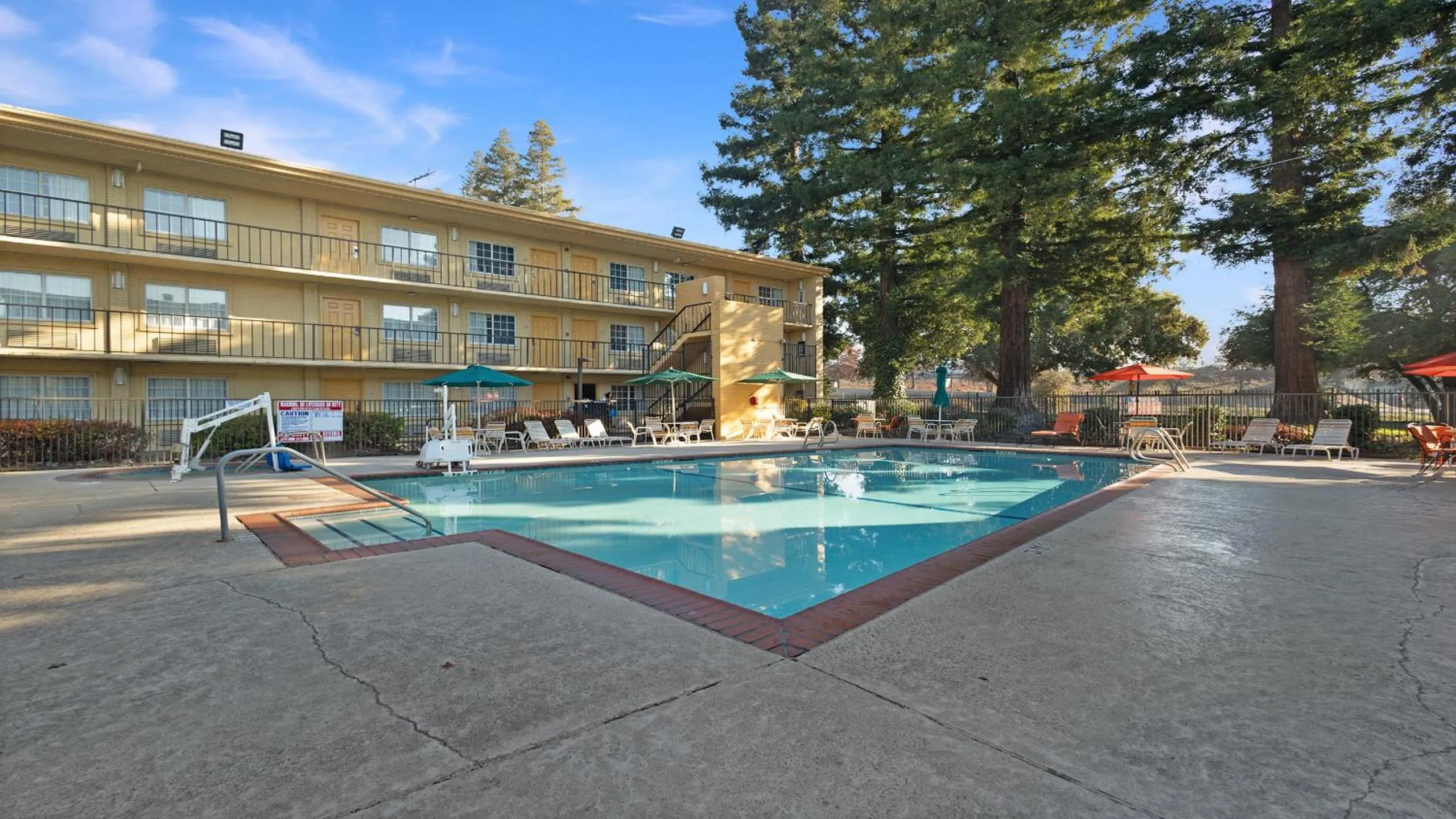 Swimming pool in Howard Johnson by Wyndham Sacramento Downtown