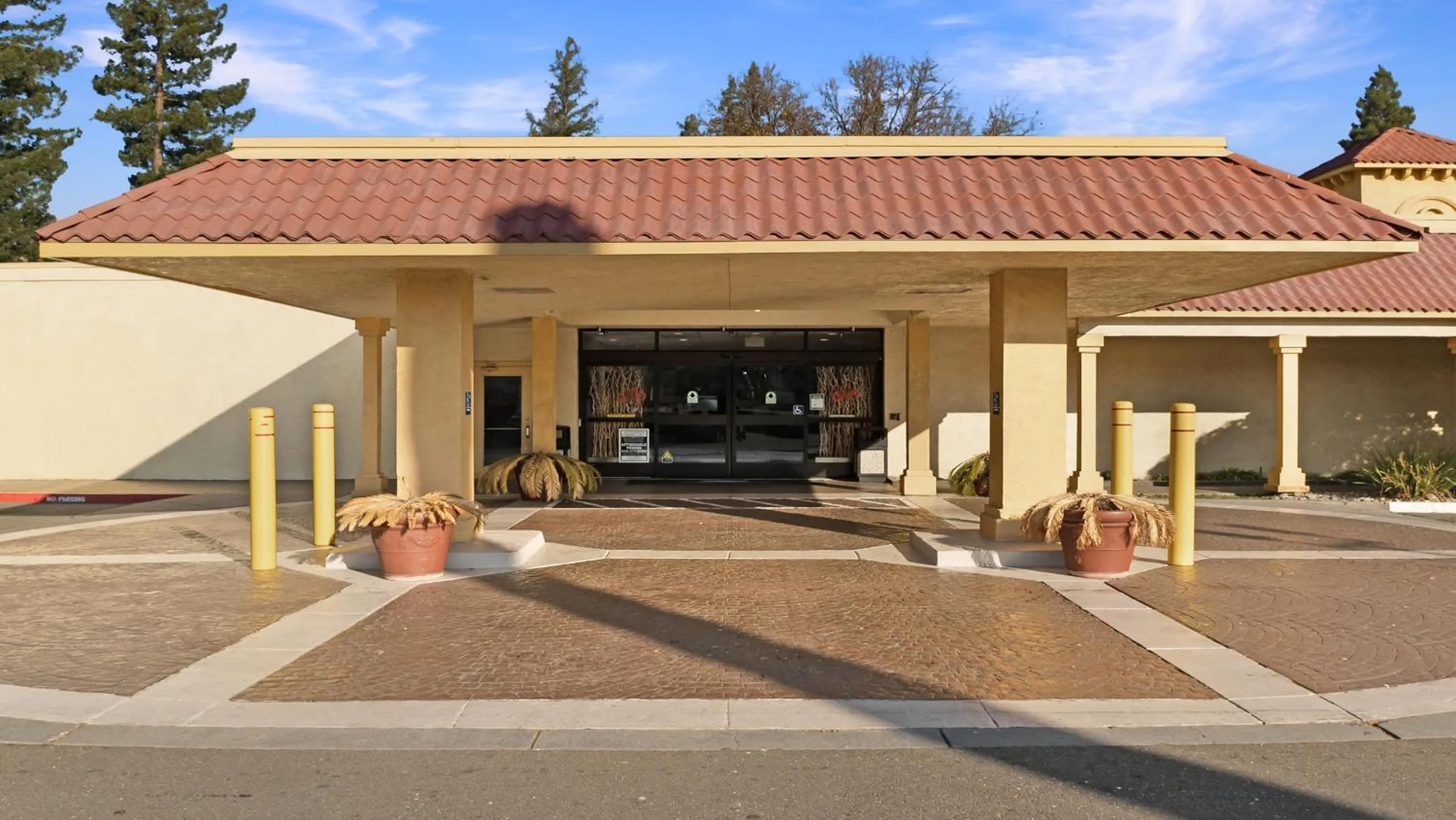 Facade/entrance in Howard Johnson by Wyndham Sacramento Downtown