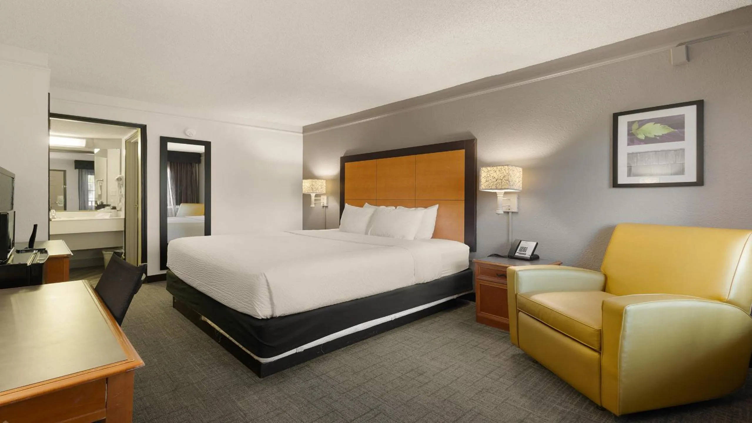 Bedroom, Bed in Howard Johnson by Wyndham Sacramento Downtown