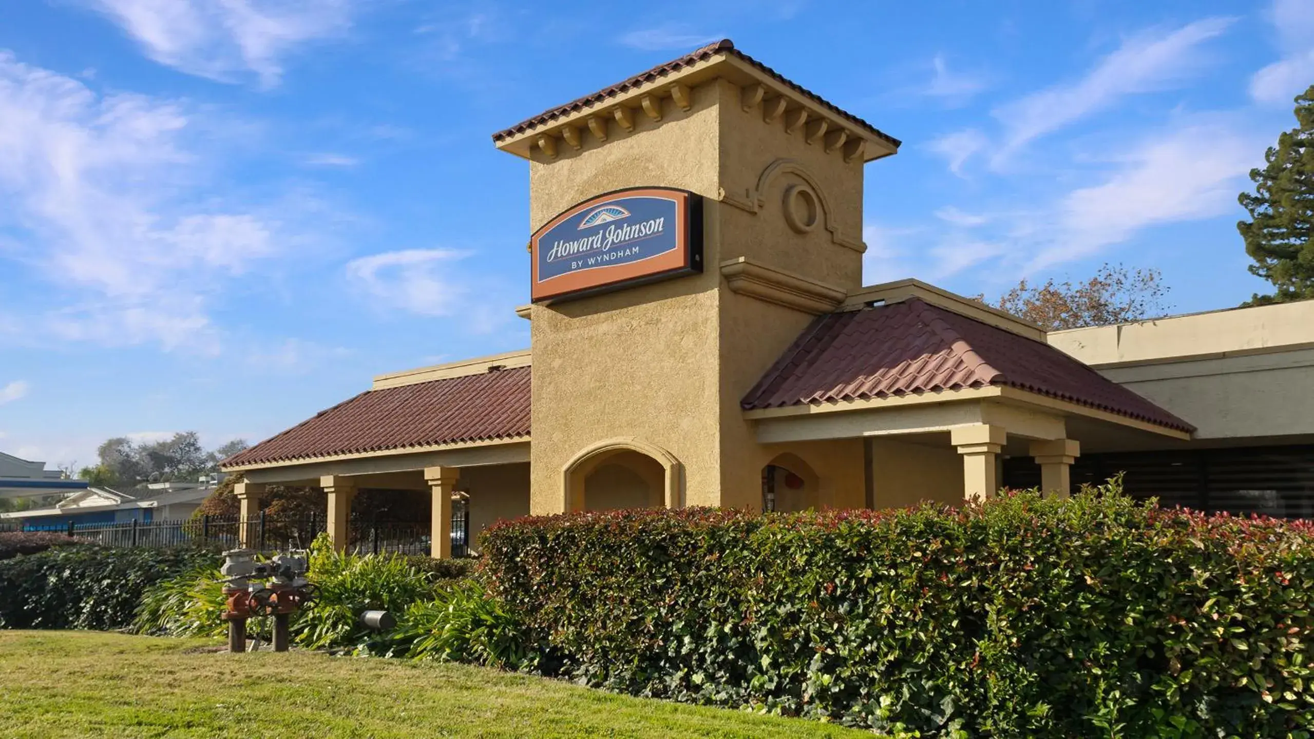 Property building in Howard Johnson by Wyndham Sacramento Downtown Property building in Howard Johnson by Wyndham Sacramento Downtown