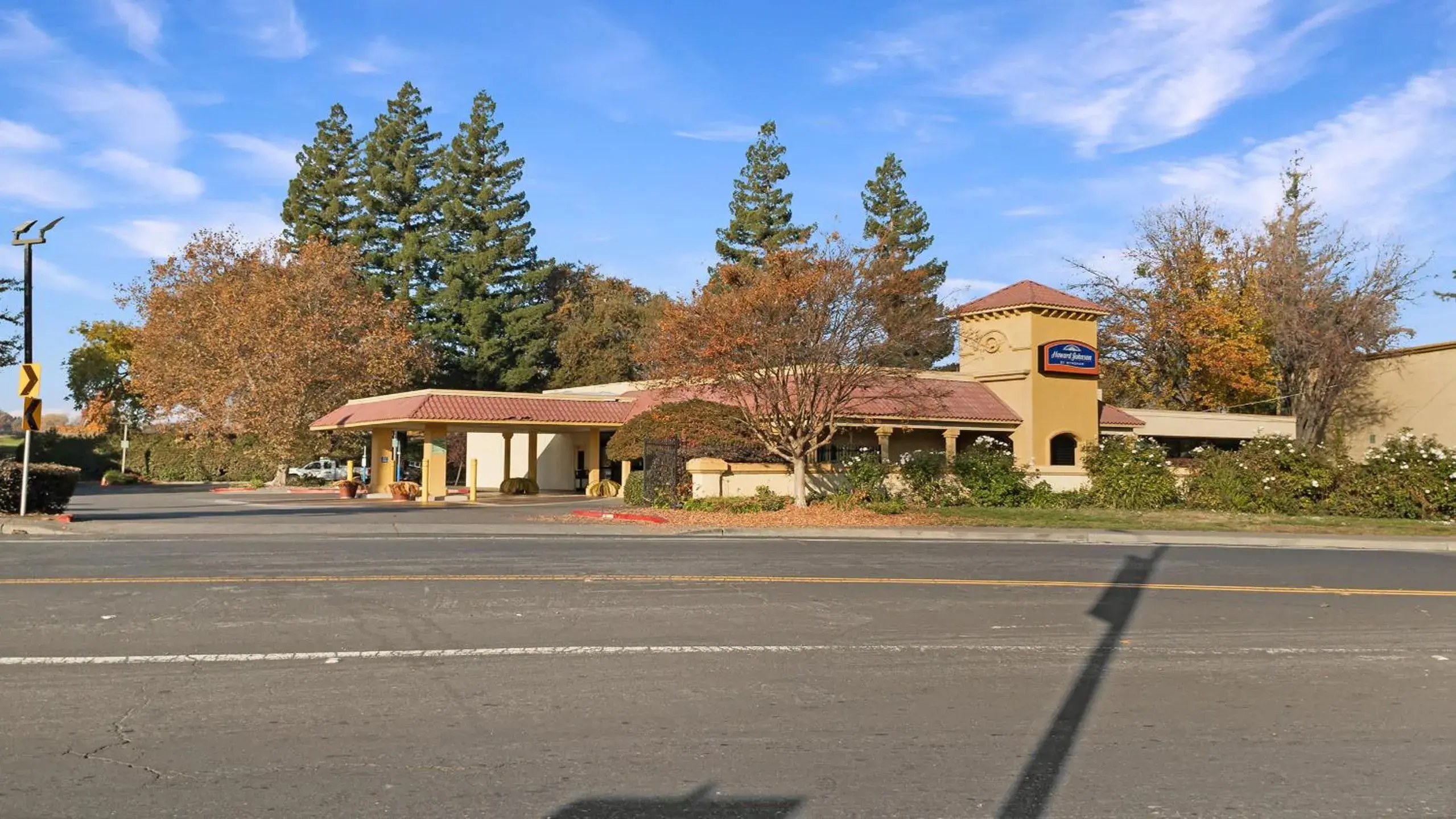 Property building in Howard Johnson by Wyndham Sacramento Downtown Property building in Howard Johnson by Wyndham Sacramento Downtown