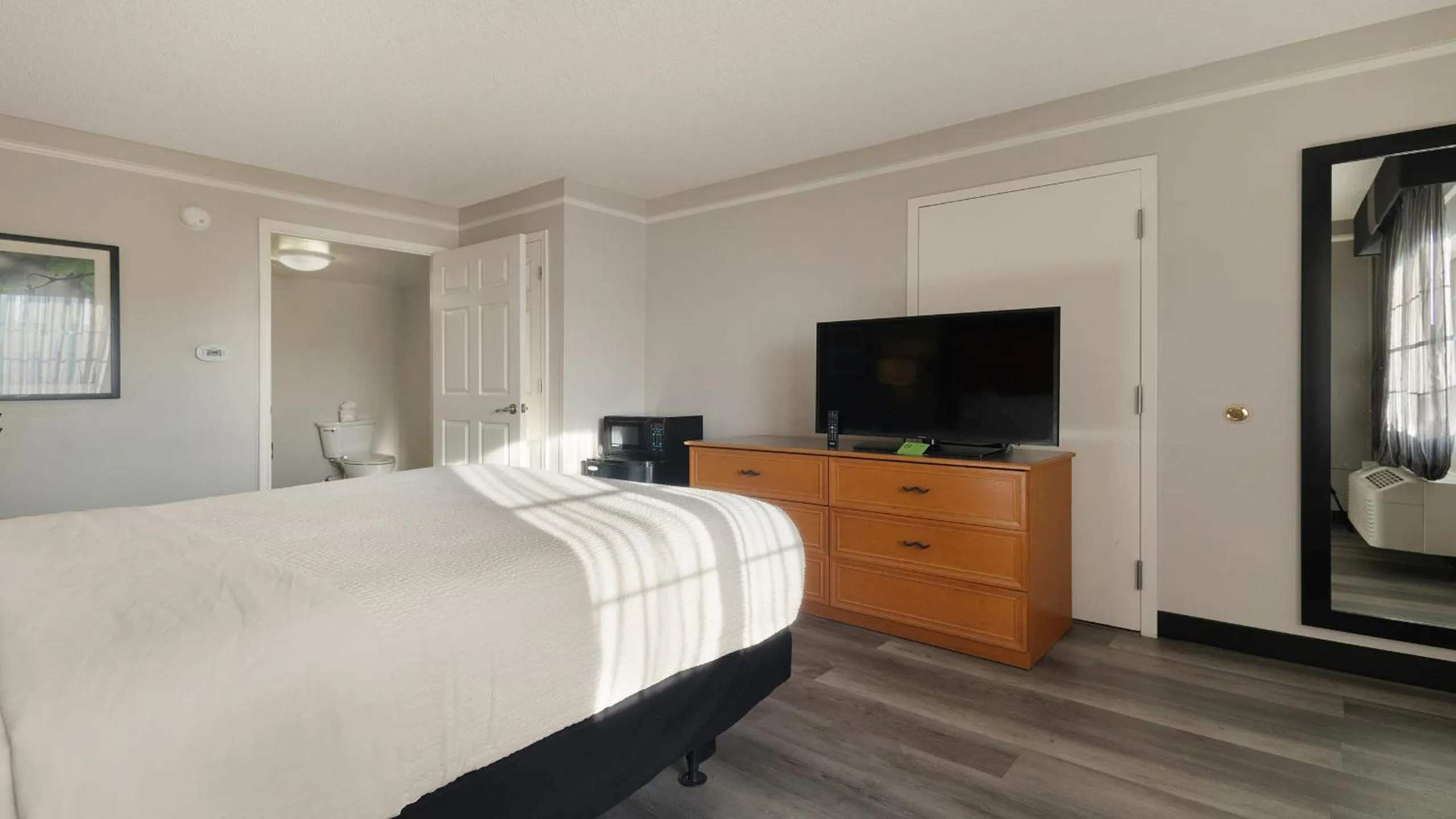 Bedroom, Bed in Howard Johnson by Wyndham Sacramento Downtown