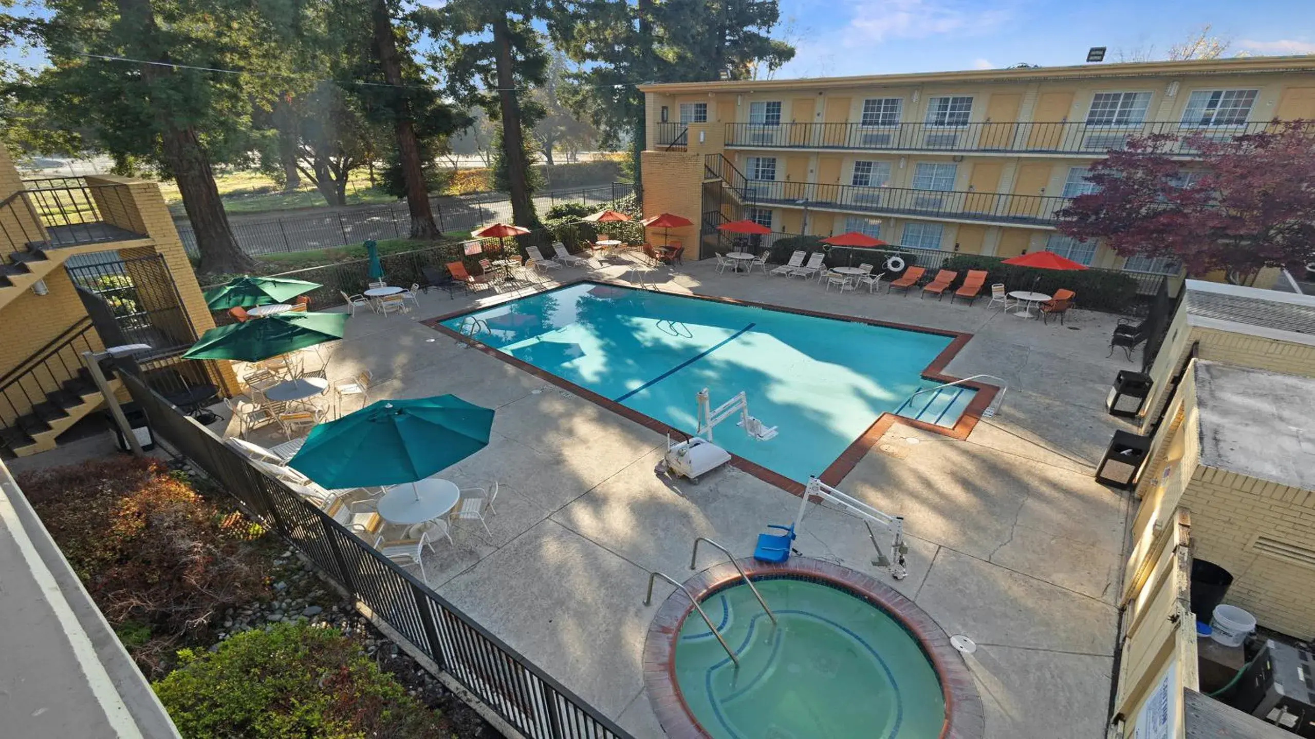 Swimming pool in Howard Johnson by Wyndham Sacramento Downtown Swimming pool in Howard Johnson by Wyndham Sacramento Downtown