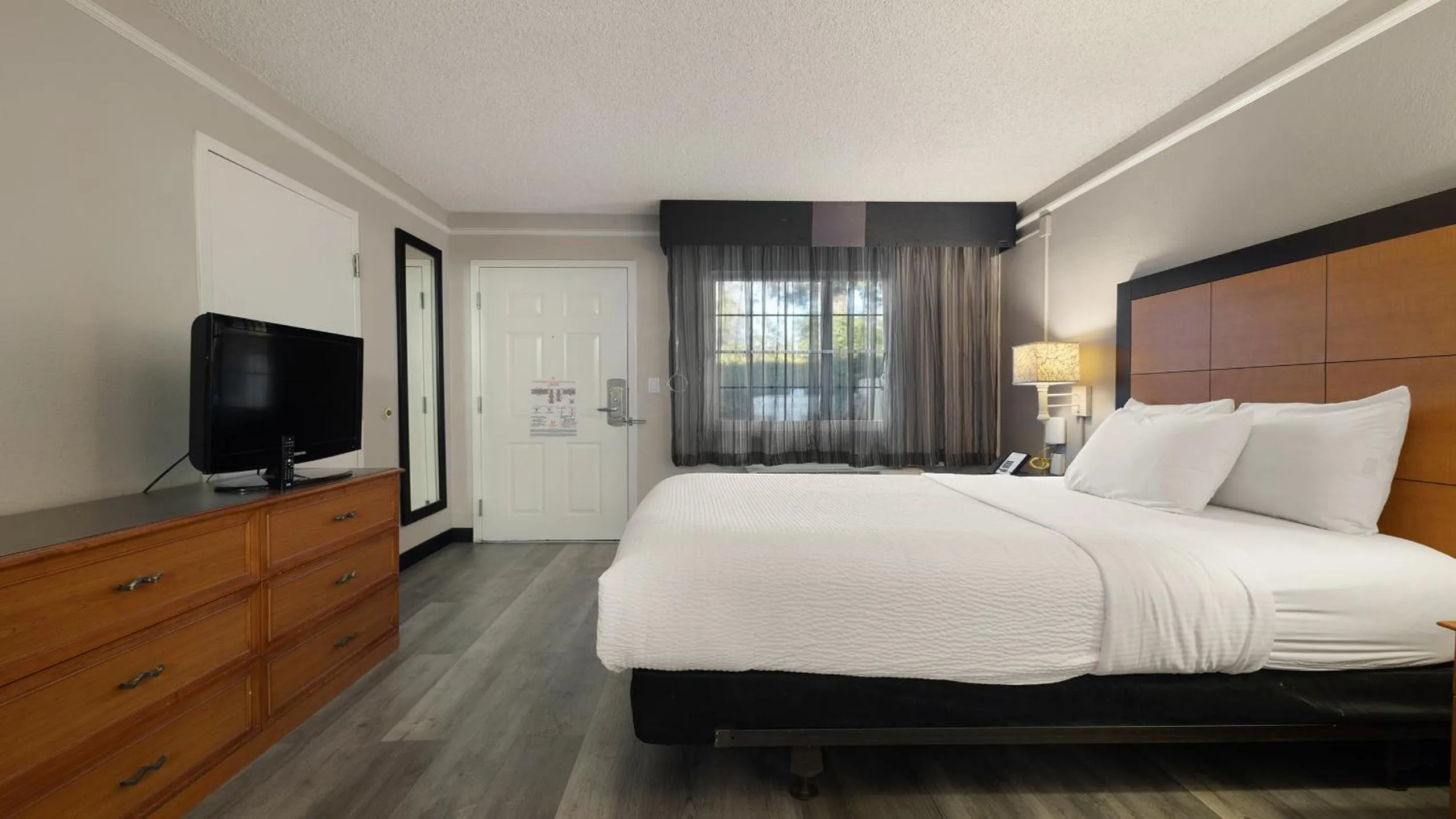 Bedroom, Bed in Howard Johnson by Wyndham Sacramento Downtown