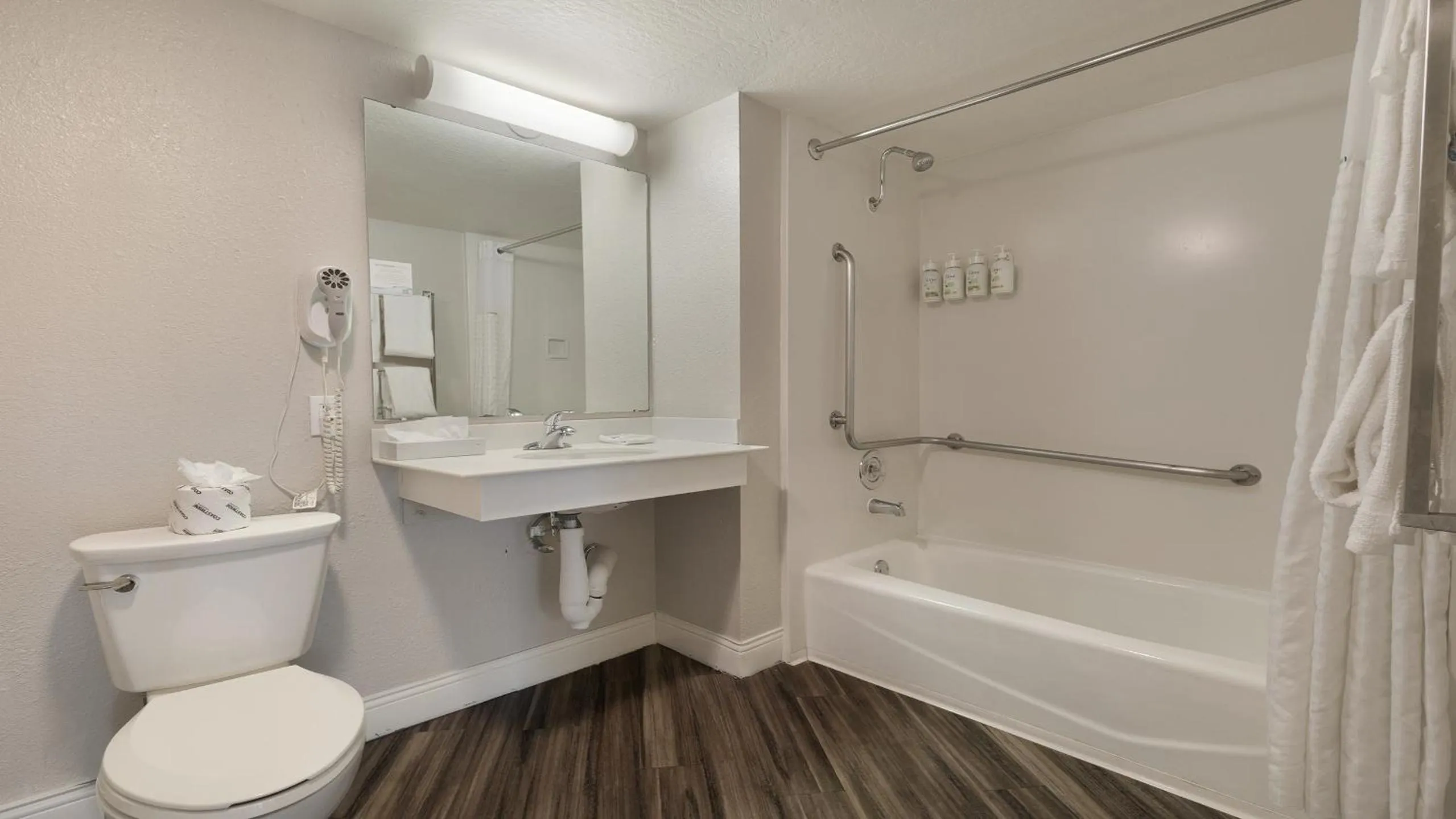 Bathroom in Howard Johnson by Wyndham Sacramento Downtown