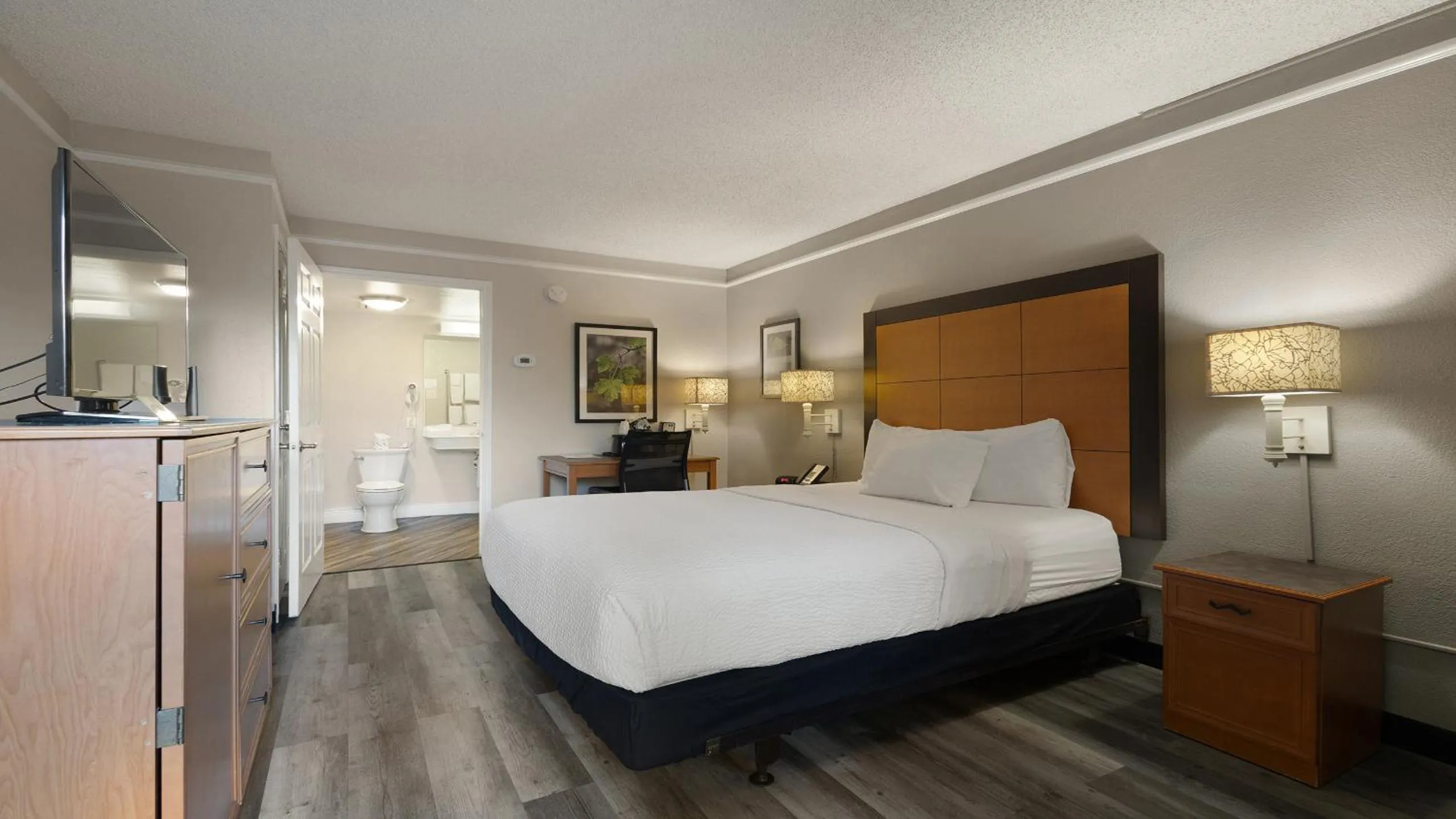 Bedroom, Bed in Howard Johnson by Wyndham Sacramento Downtown
