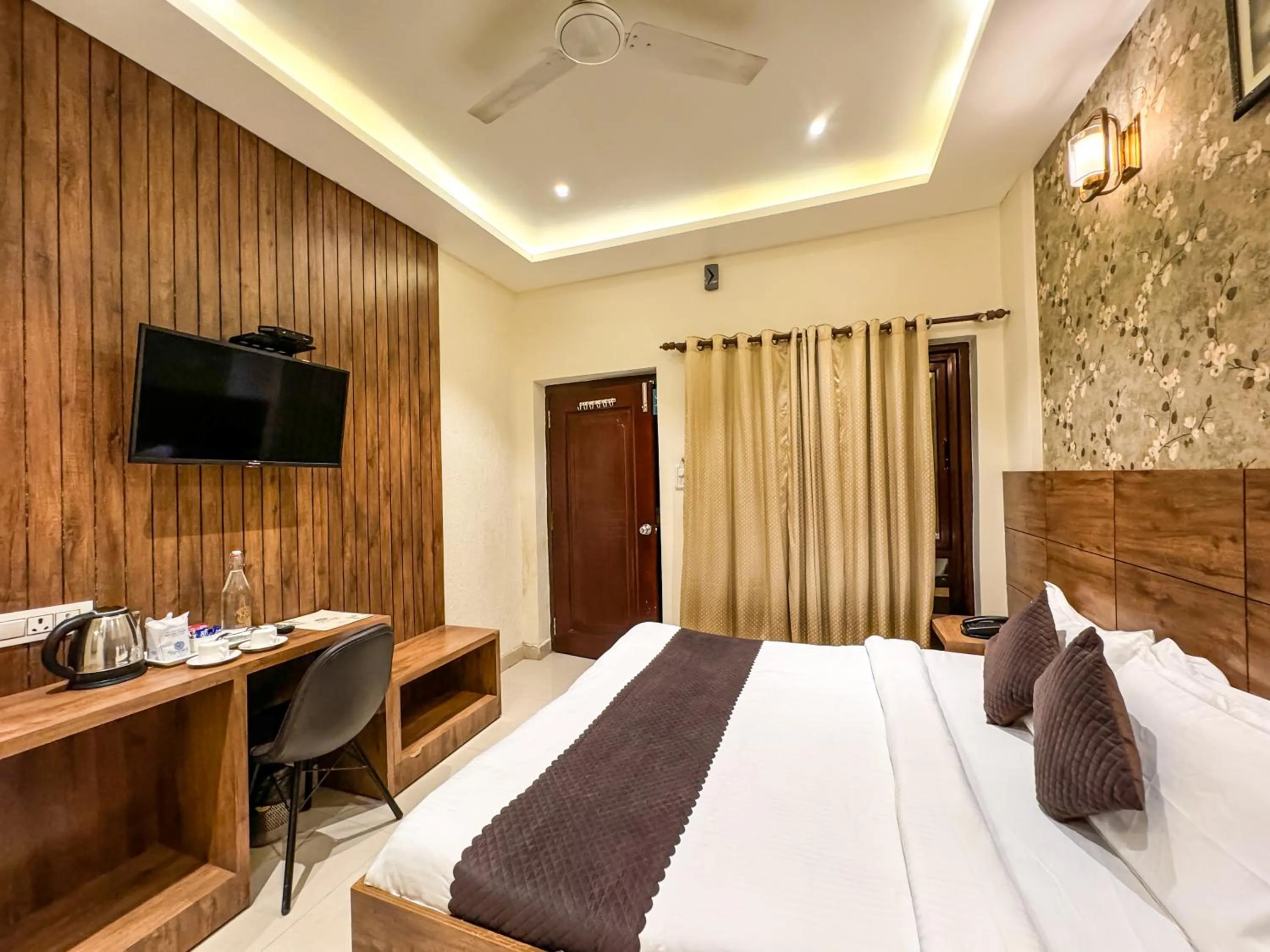 TV and multimedia, Bed in Hotel Nirvana Palace Near Parmarth Niketan