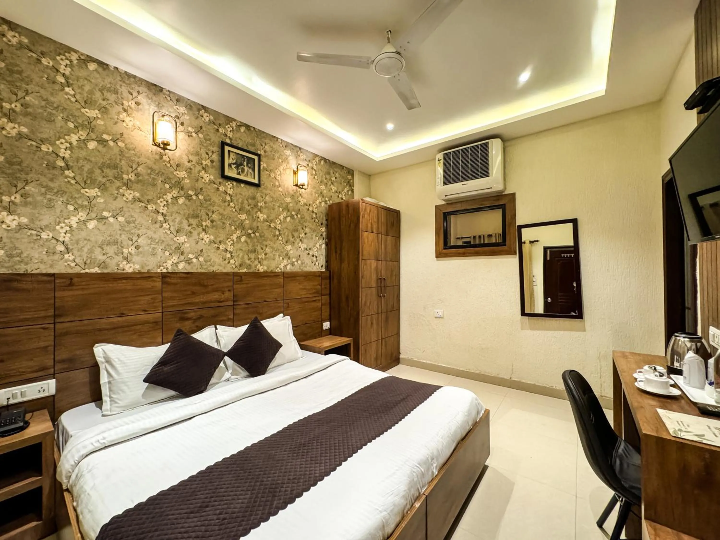 Bedroom, Bed in Hotel Nirvana Palace Near Parmarth Niketan