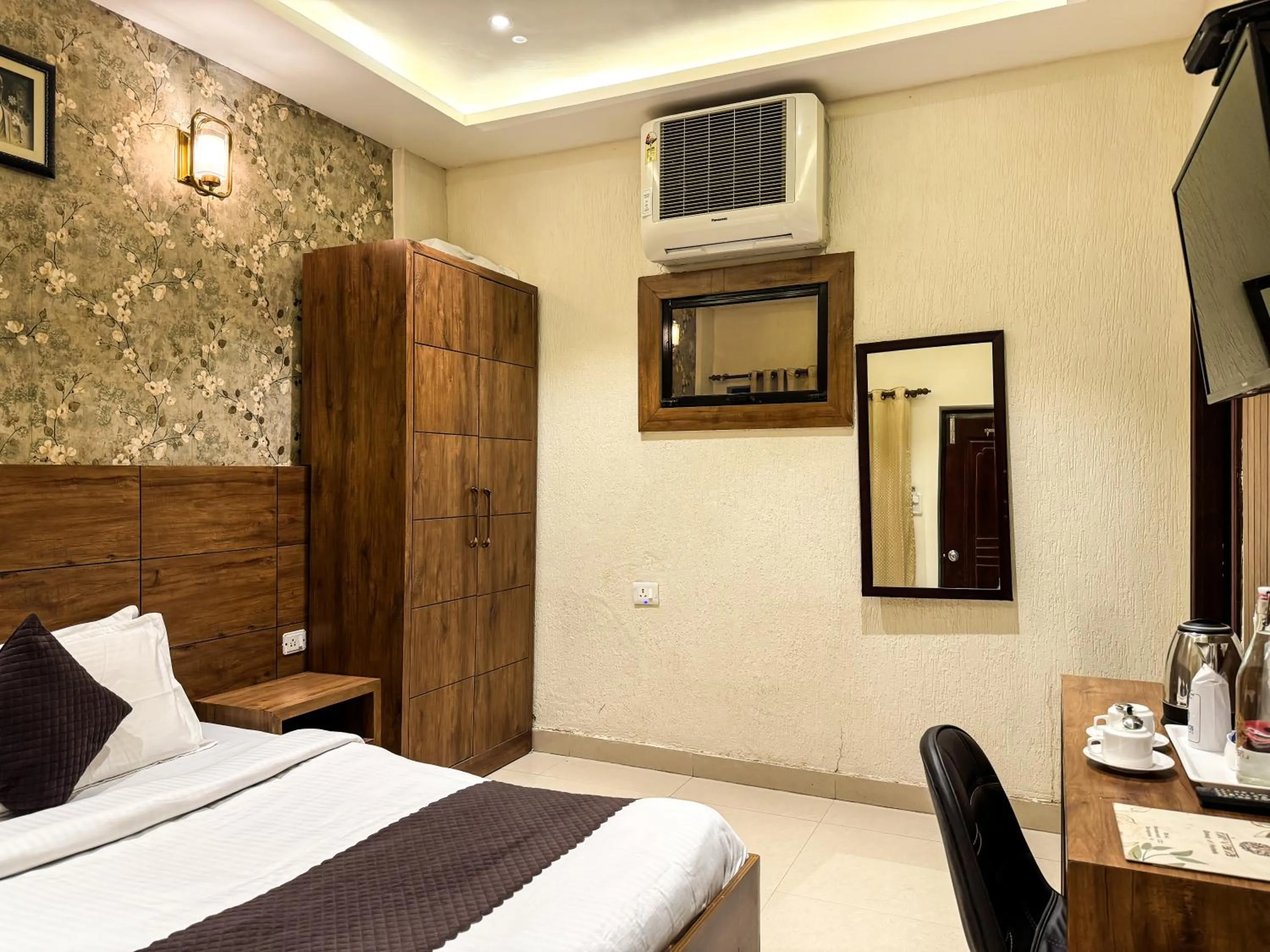 Bedroom, Bed in Hotel Nirvana Palace Near Parmarth Niketan