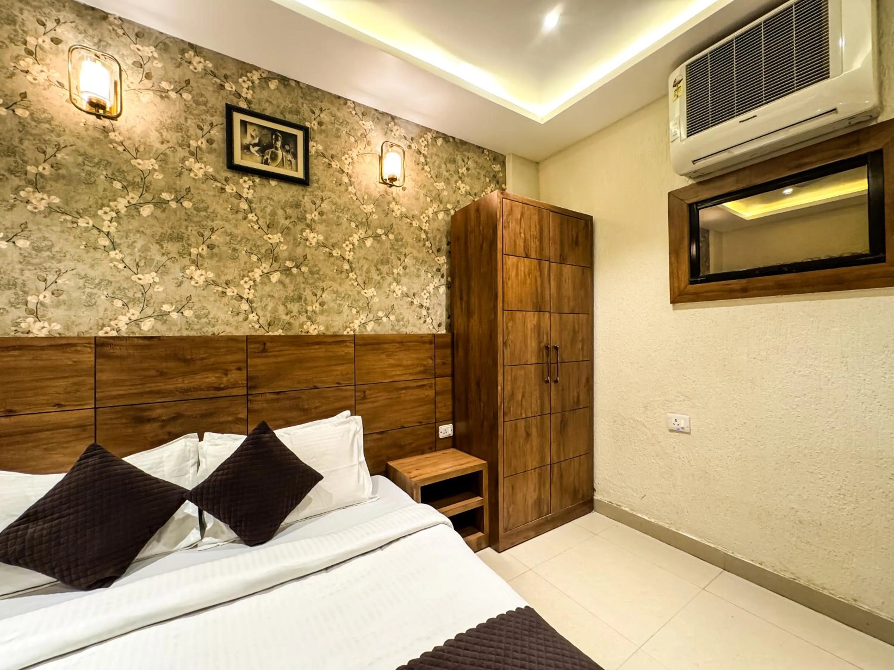 Bed in Hotel Nirvana Palace Rishikesh