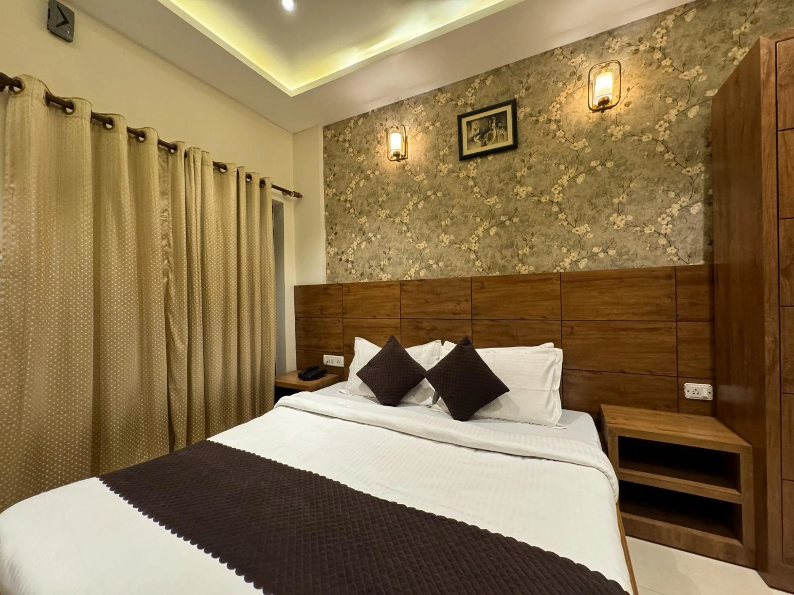 Bed in Hotel Nirvana Palace Near Parmarth Niketan