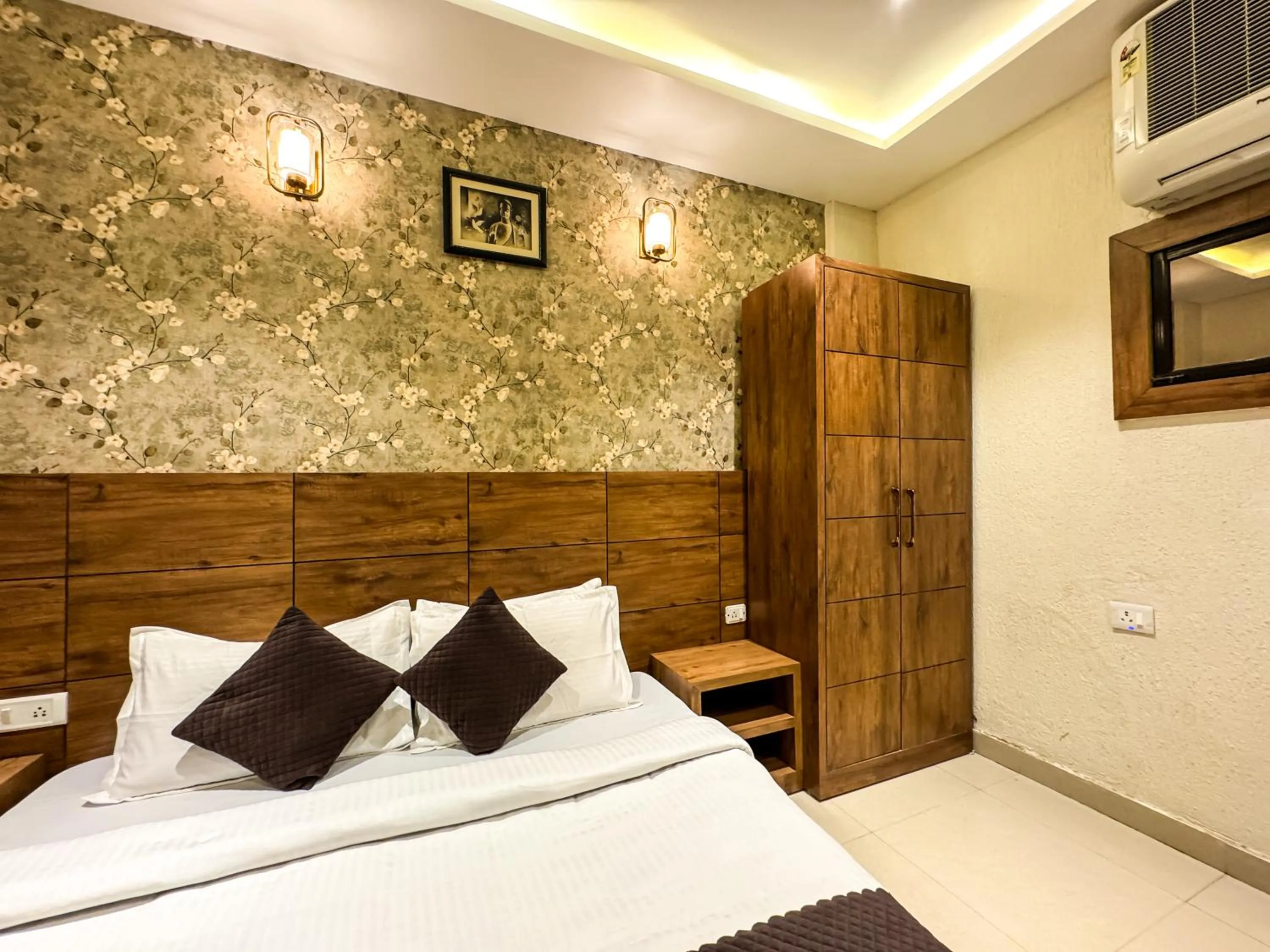 Bed in Hotel Nirvana Palace Rishikesh