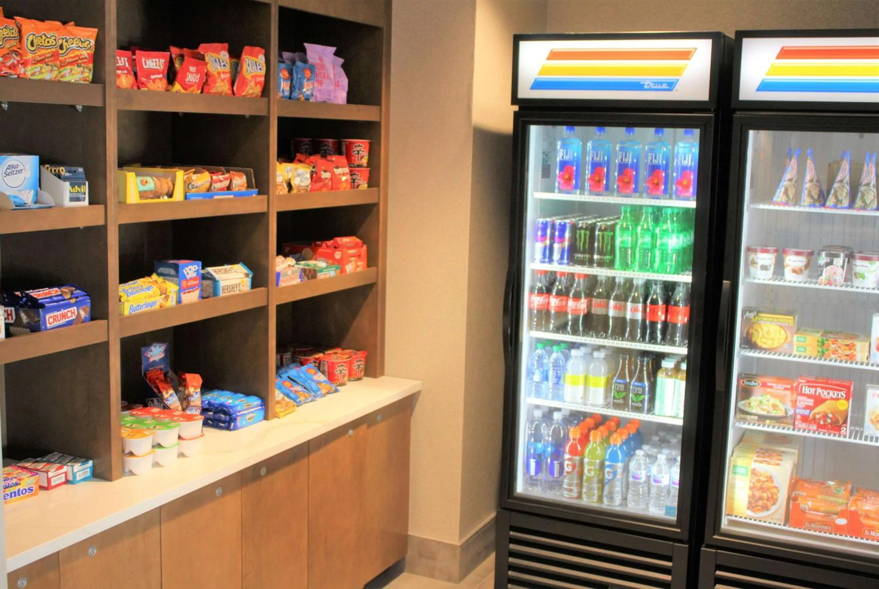 Food and drinks in La Quinta Inn & Suites by Wyndham Indianapolis Downtown