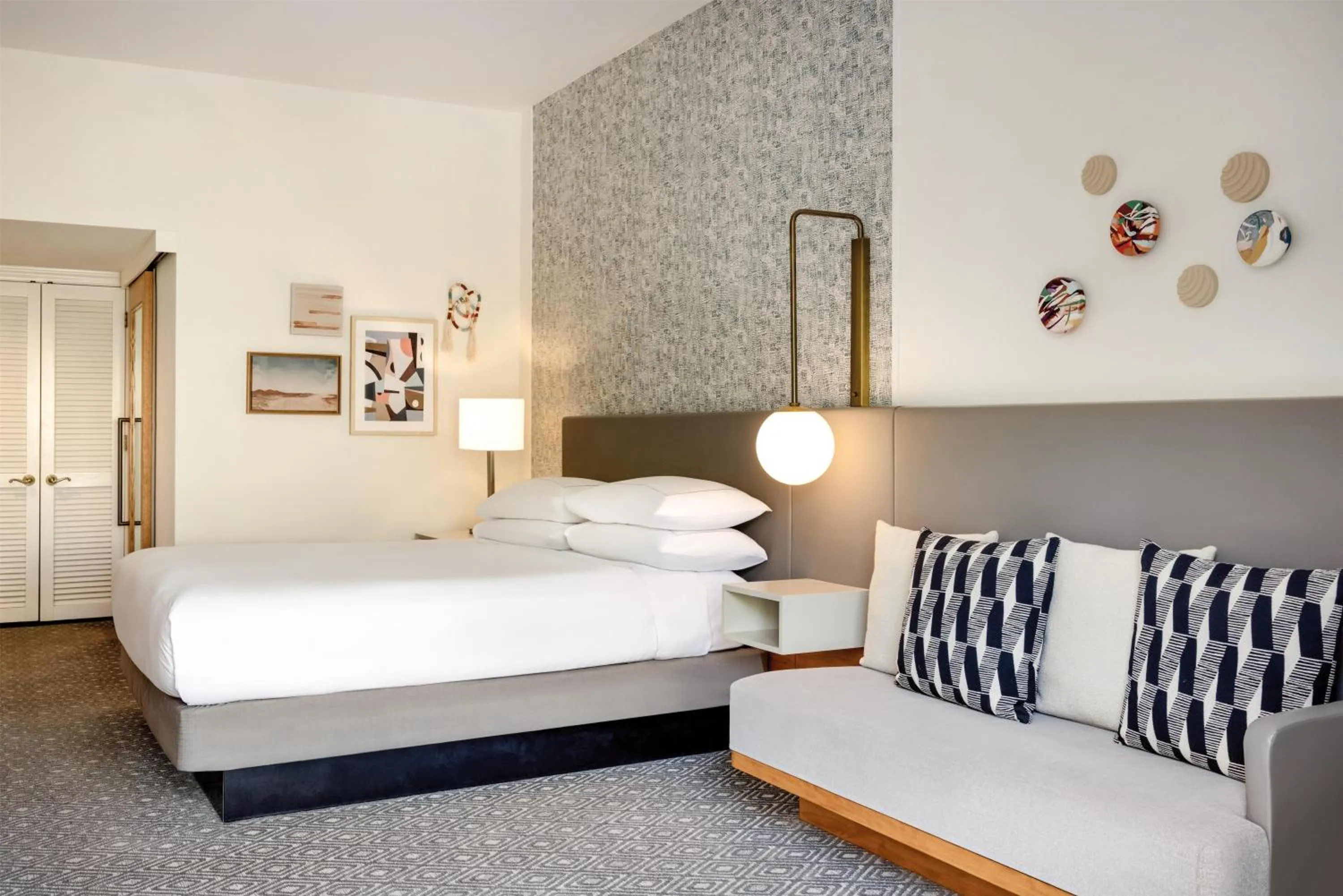 Living room, Bed in Hilton Scottsdale Resort & Villas