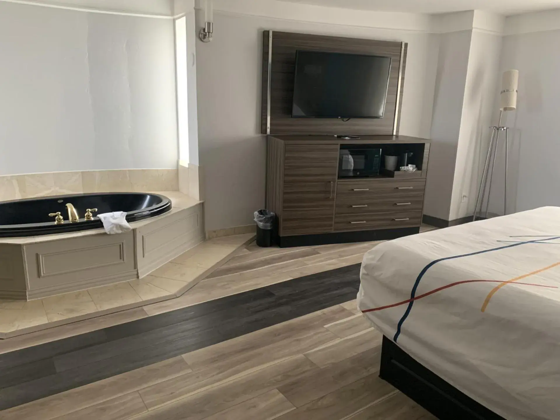 Property building, Bed in La Quinta by Wyndham OKC North - Quail Springs Property building, Bed in La Quinta by Wyndham OKC North - Quail Springs