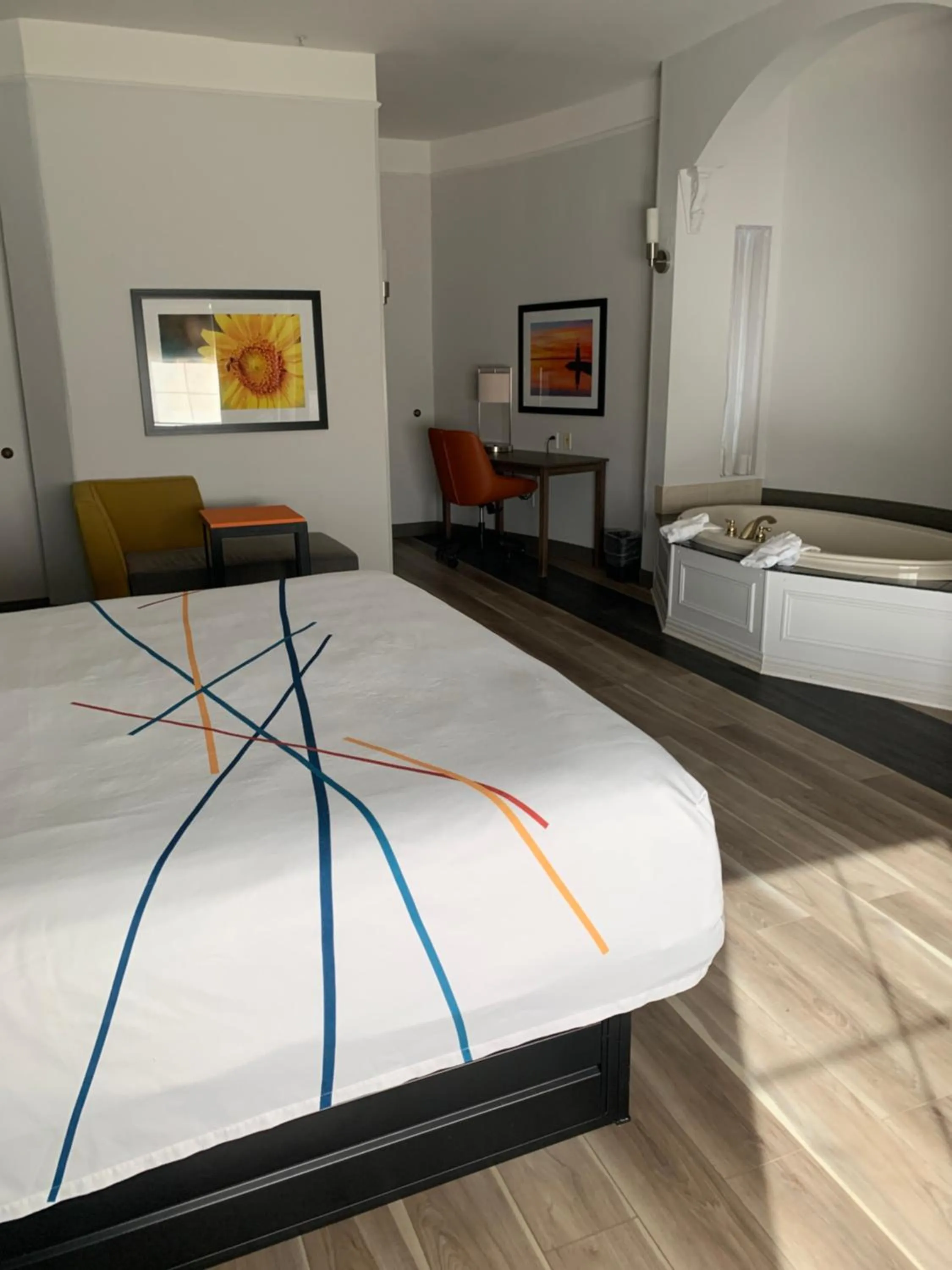 Photo of the whole room, Bed in La Quinta by Wyndham OKC North - Quail Springs