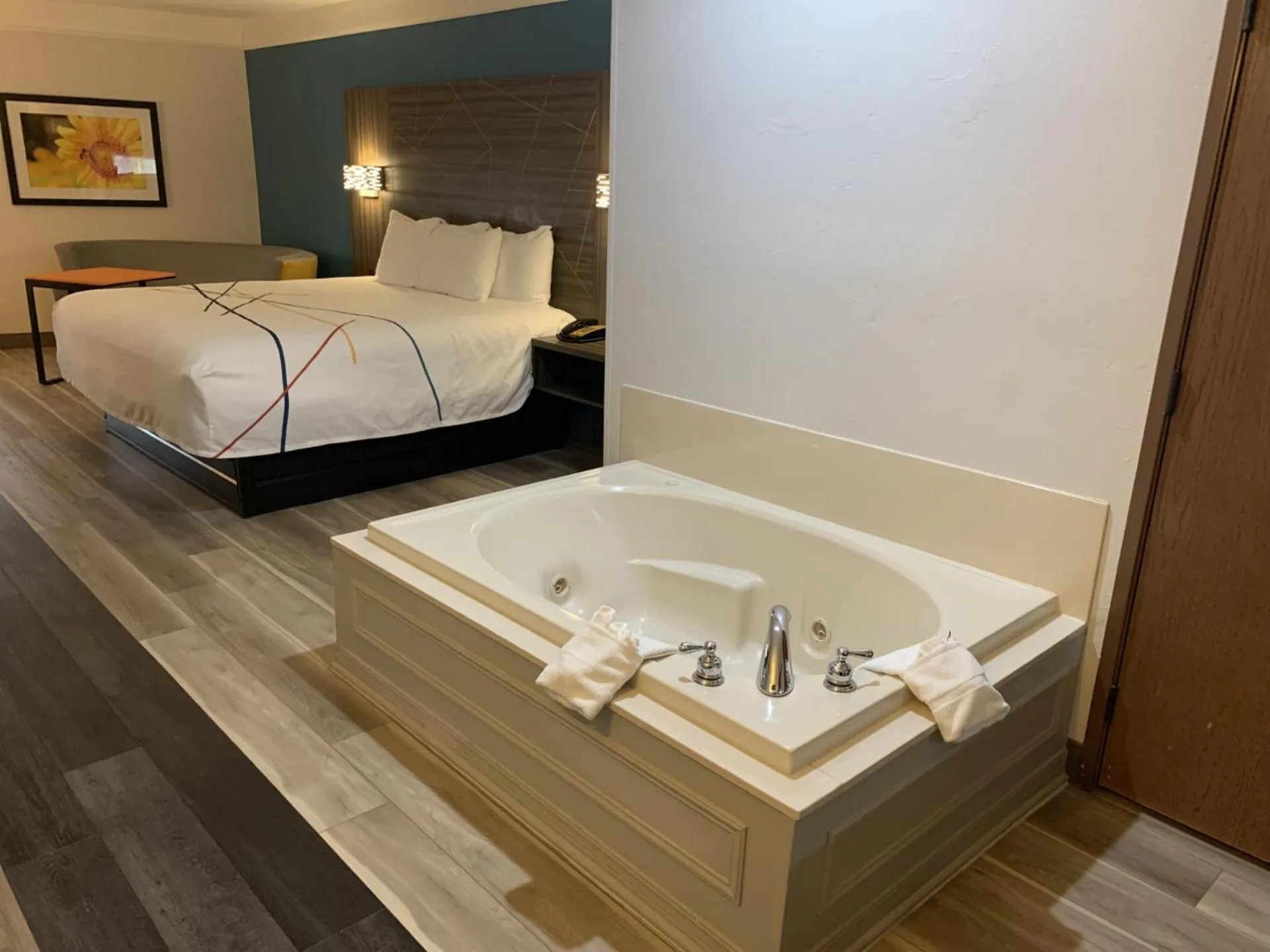 Photo of the whole room, Bed in La Quinta by Wyndham OKC North - Quail Springs