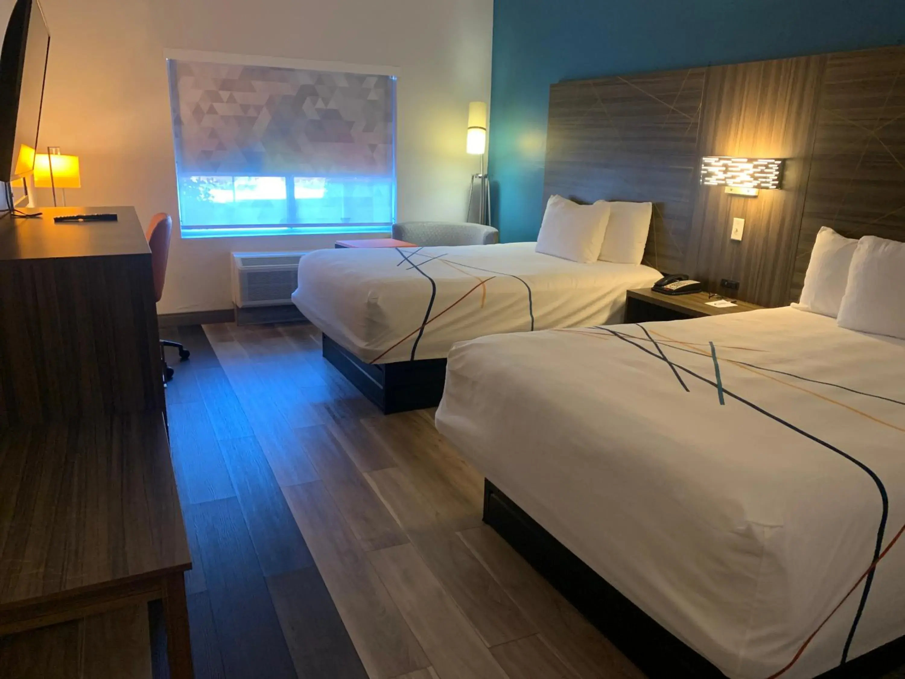 Property building, Bed in La Quinta by Wyndham OKC North - Quail Springs Property building, Bed in La Quinta by Wyndham OKC North - Quail Springs