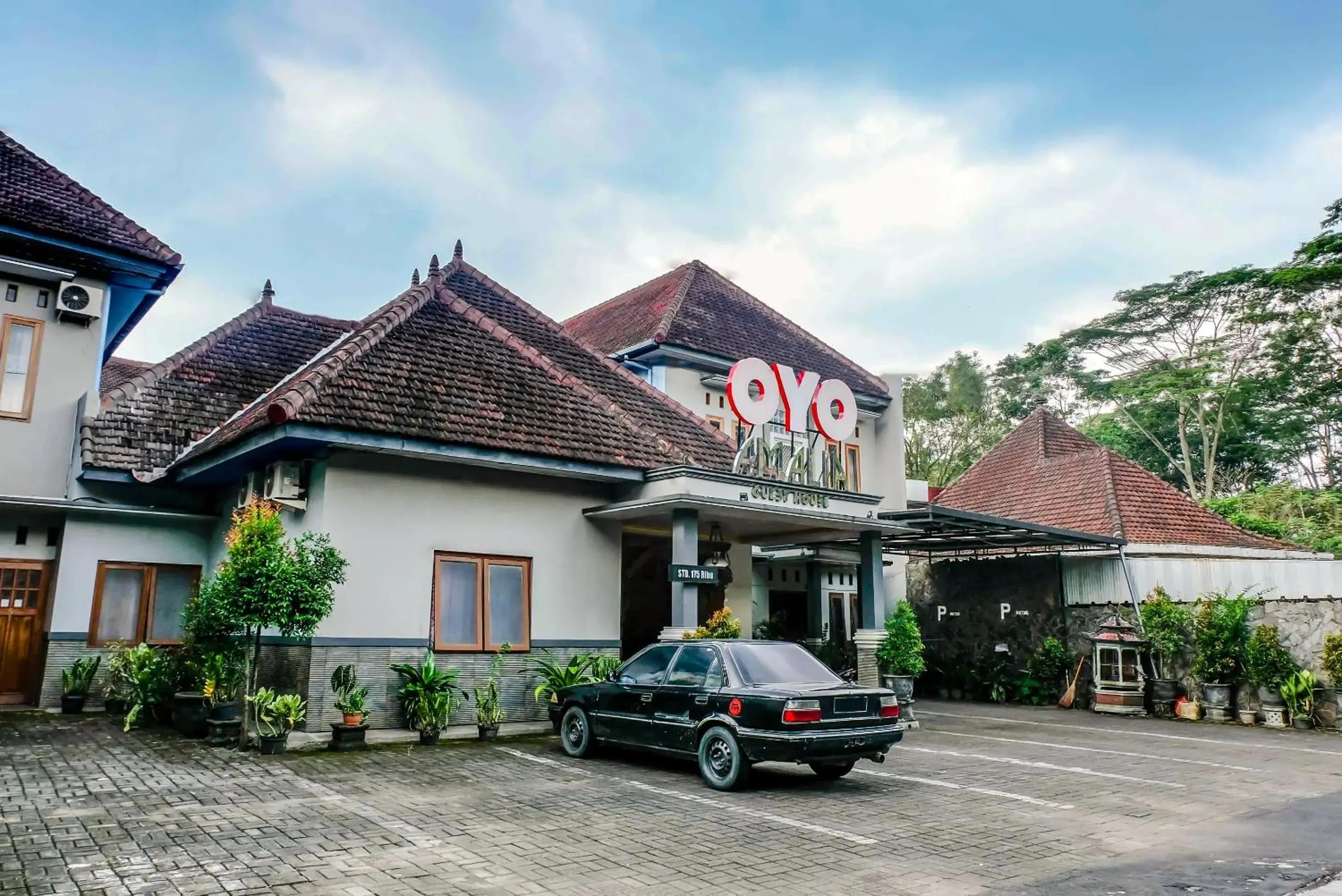 Facade/entrance in Hotel O Guest House Amalia Malang Facade/entrance in Hotel O Guest House Amalia Malang