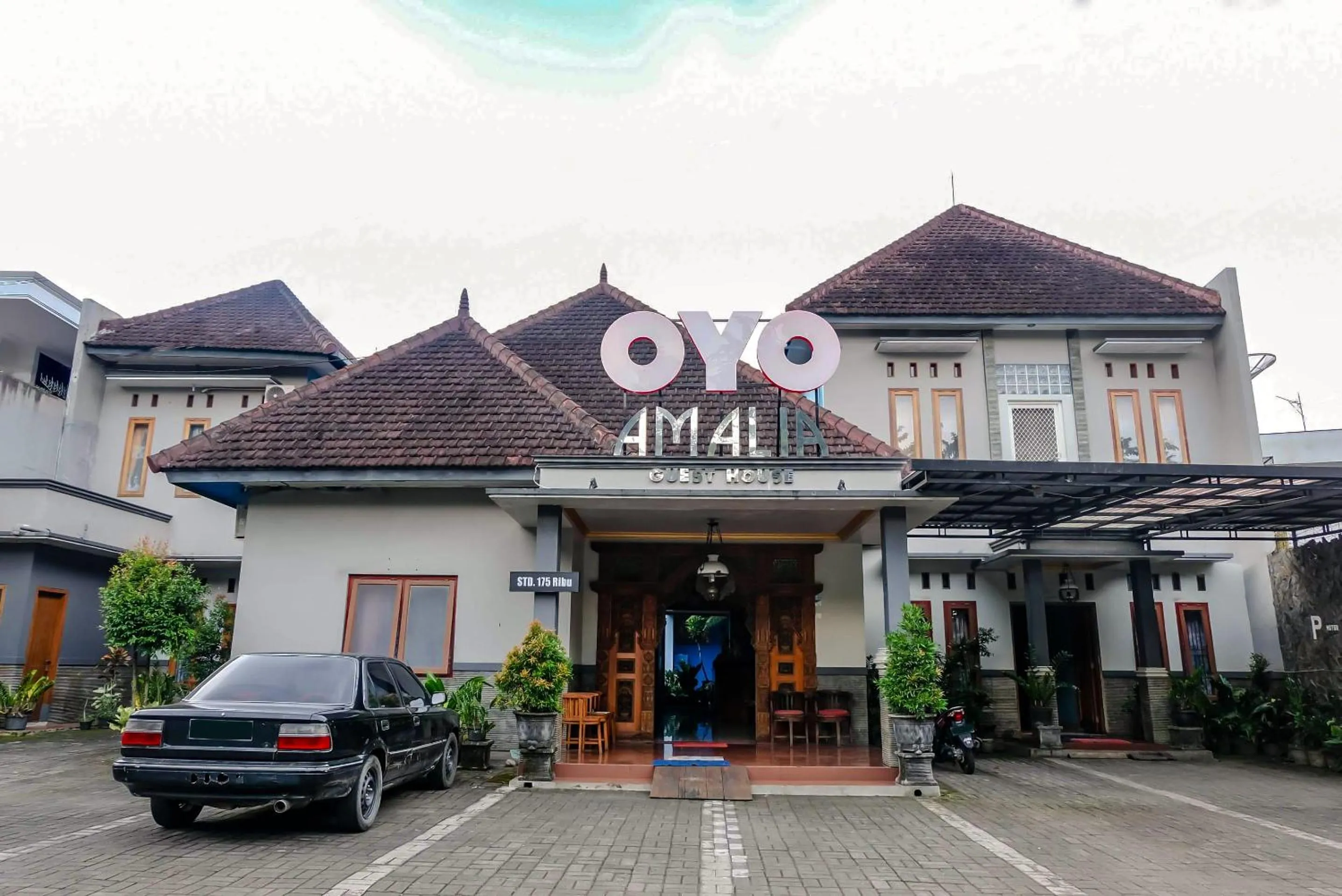 Facade/entrance in Hotel O Guest House Amalia Malang