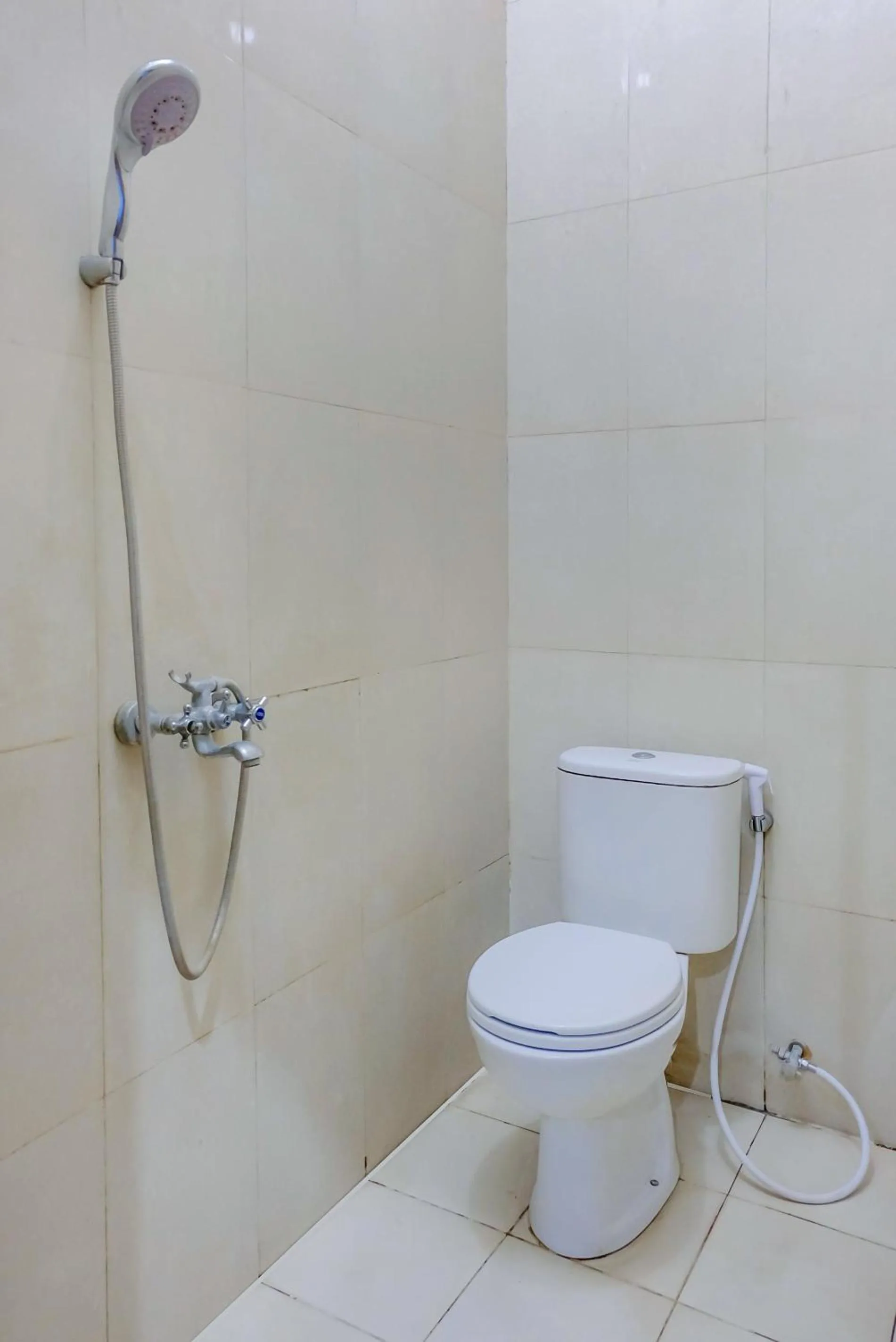 Bathroom in Hotel O Guest House Amalia Malang