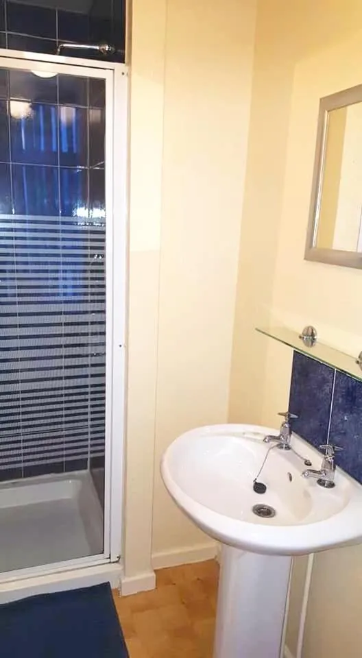 Bathroom in Tudor Rose Hotel