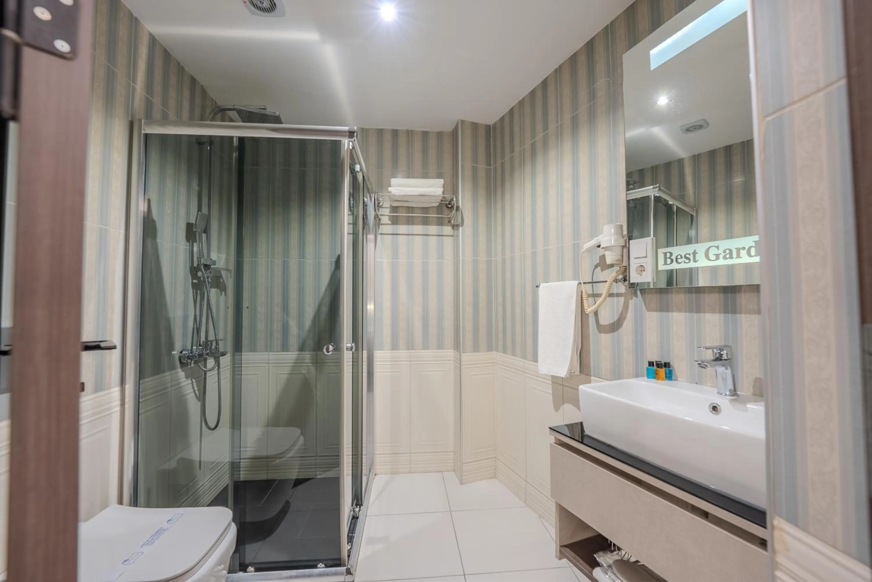Shower in BEST GARDEN HOTEL