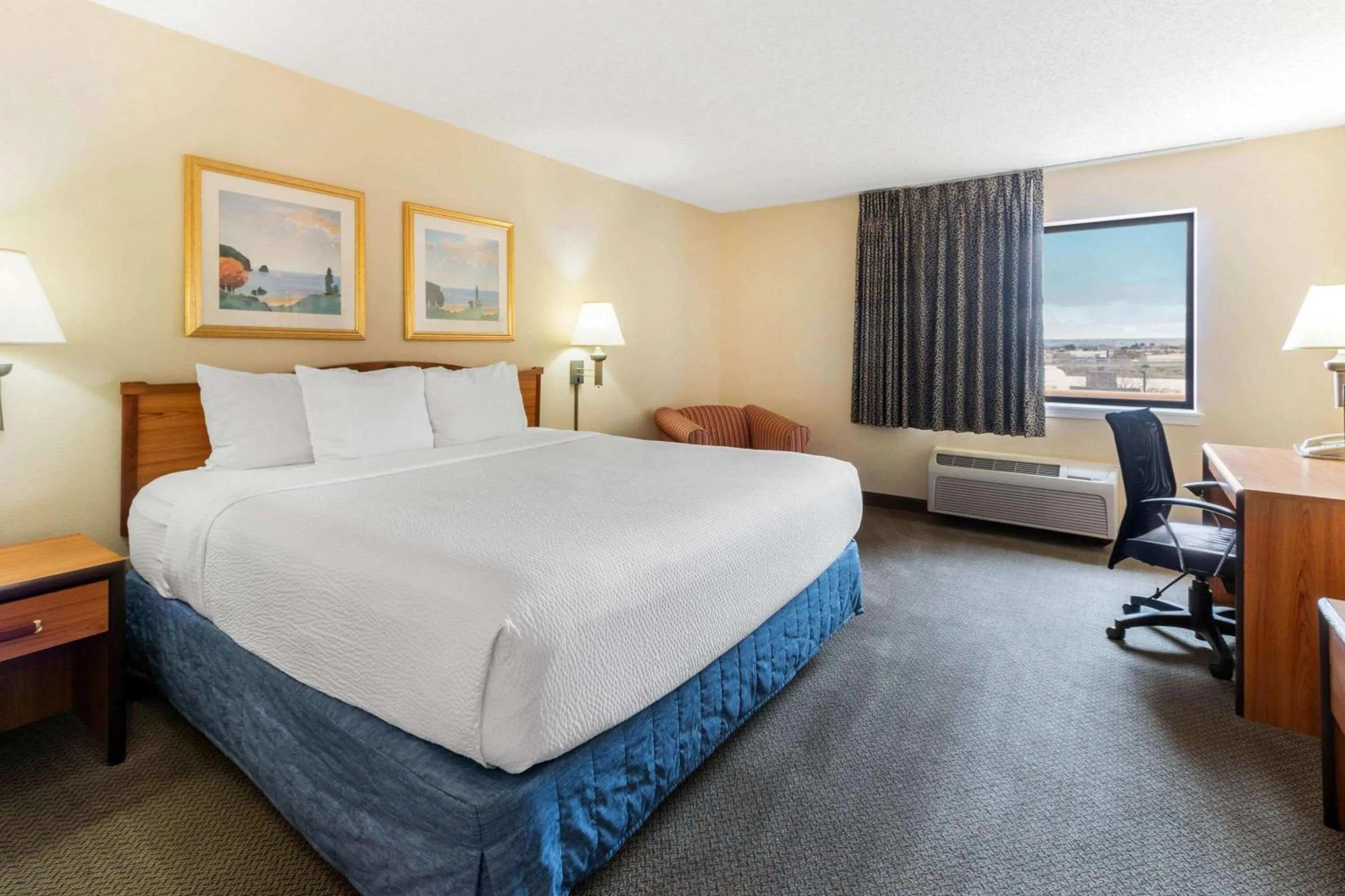 Photo of the whole room, Bed in La Quinta Inn & Suites by Wyndham Las Cruces Organ Mountain