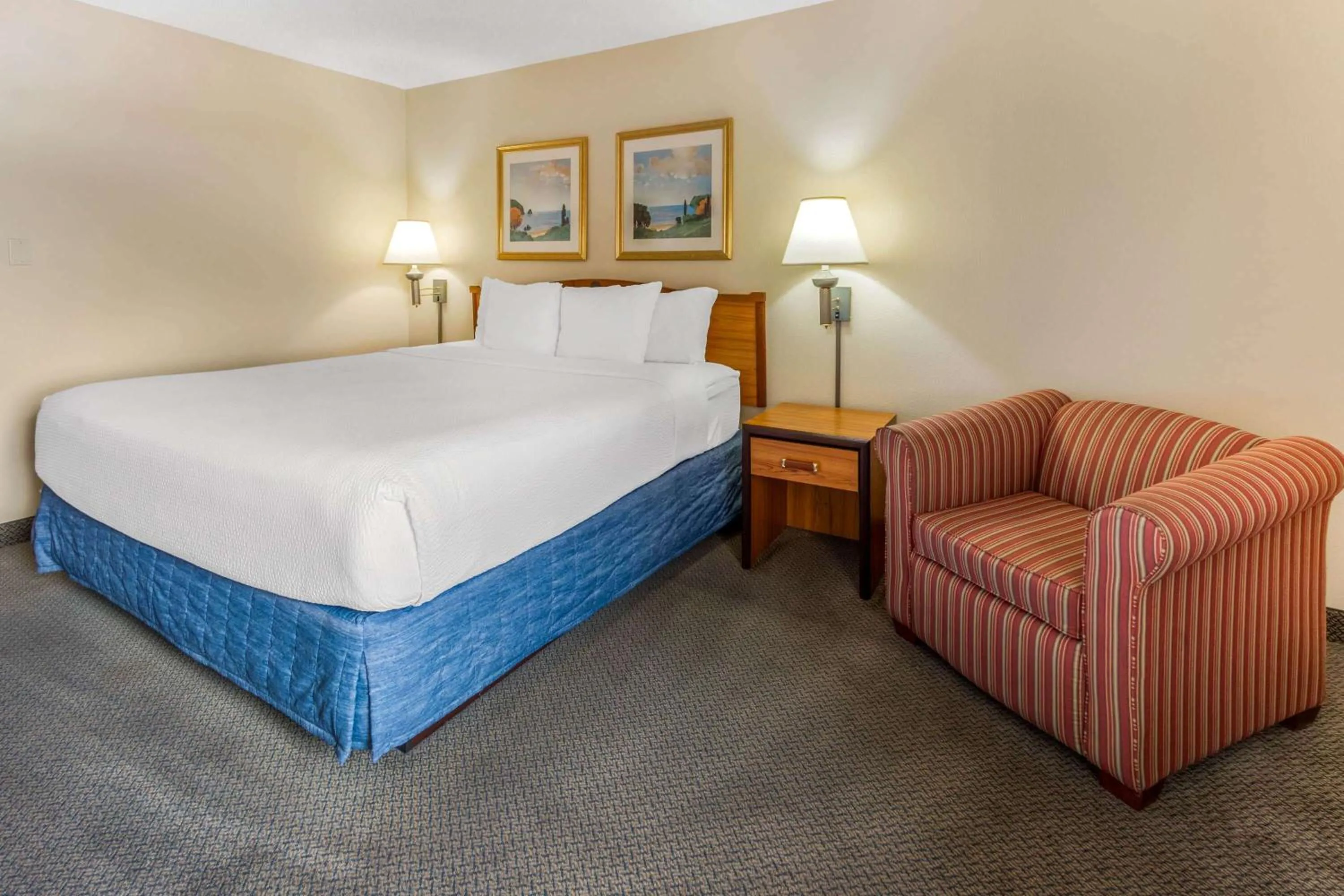 Photo of the whole room, Bed in La Quinta Inn & Suites by Wyndham Las Cruces Organ Mountain