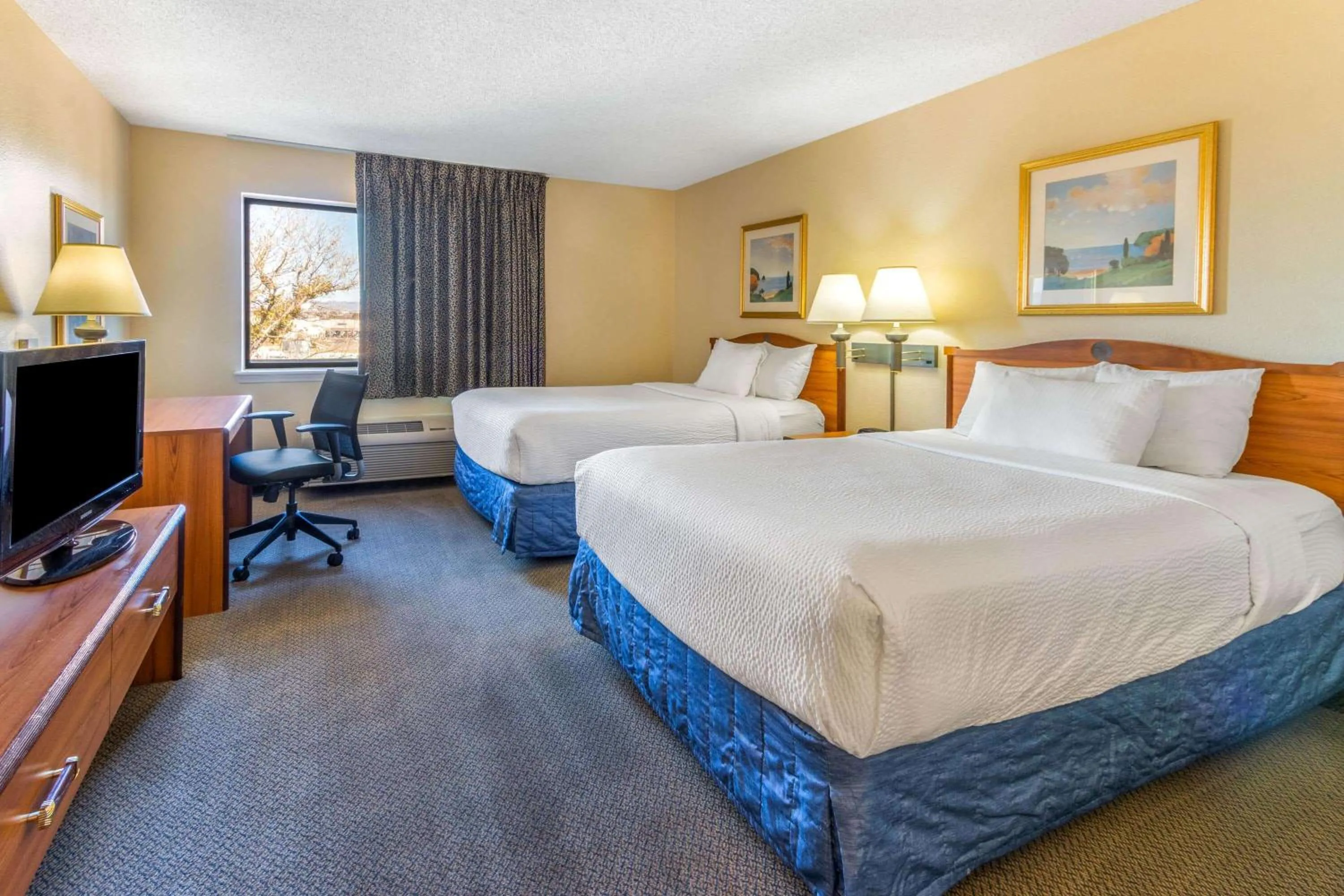 Photo of the whole room, Bed in La Quinta Inn & Suites by Wyndham Las Cruces Organ Mountain