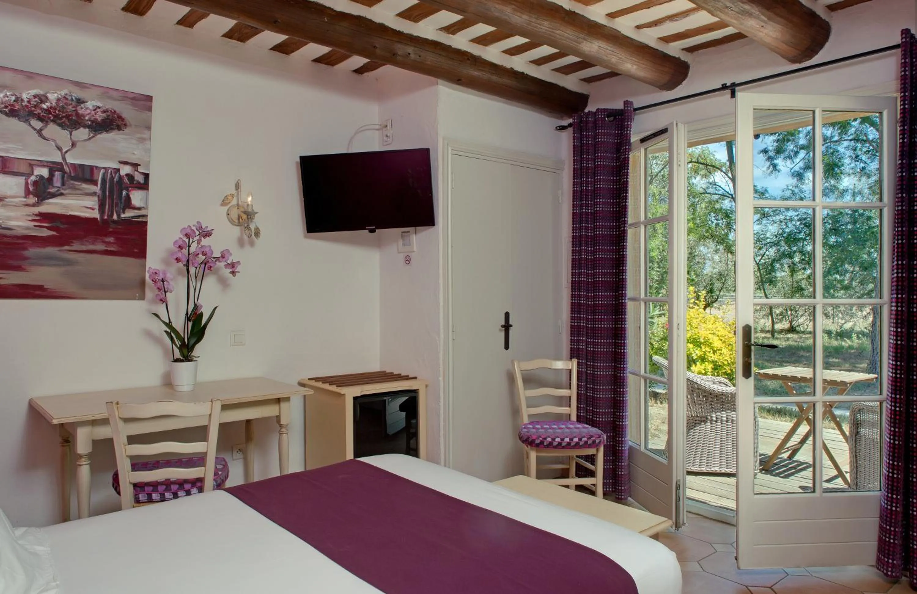Photo of the whole room, Bed in Le Mas Des Sables