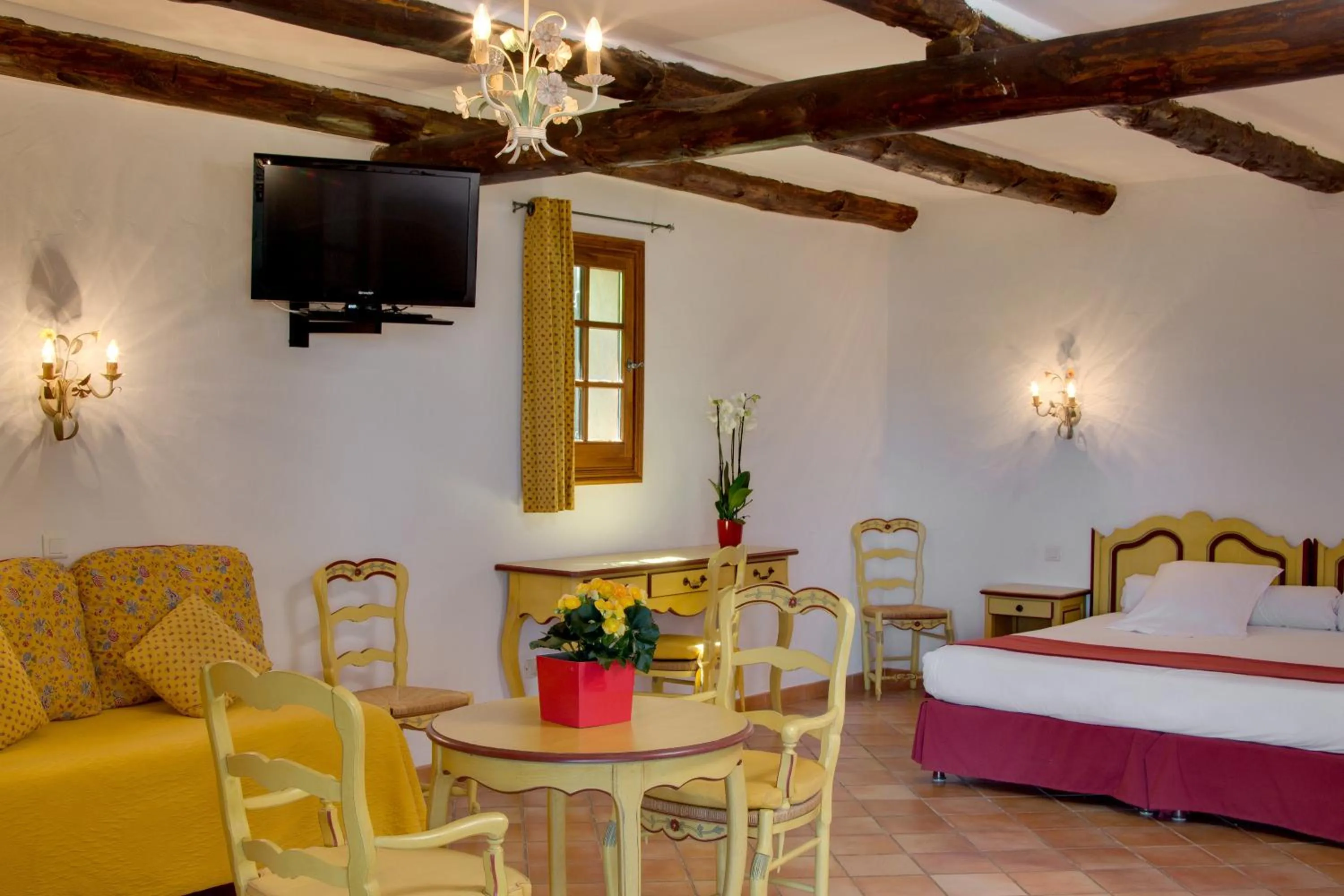 Photo of the whole room, Bed in Le Mas Des Sables