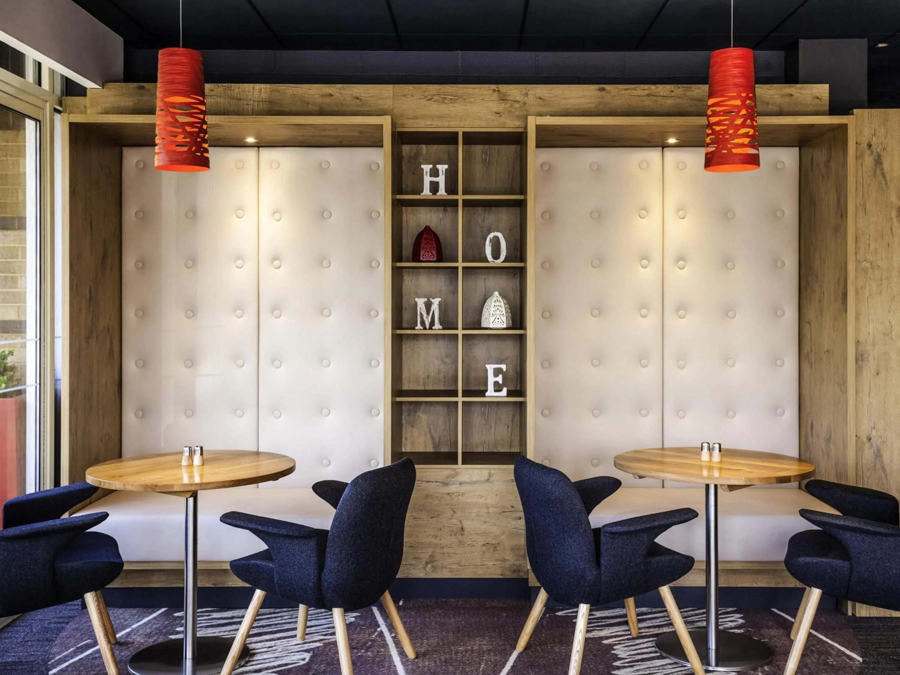 Lounge or bar in ibis London Barking