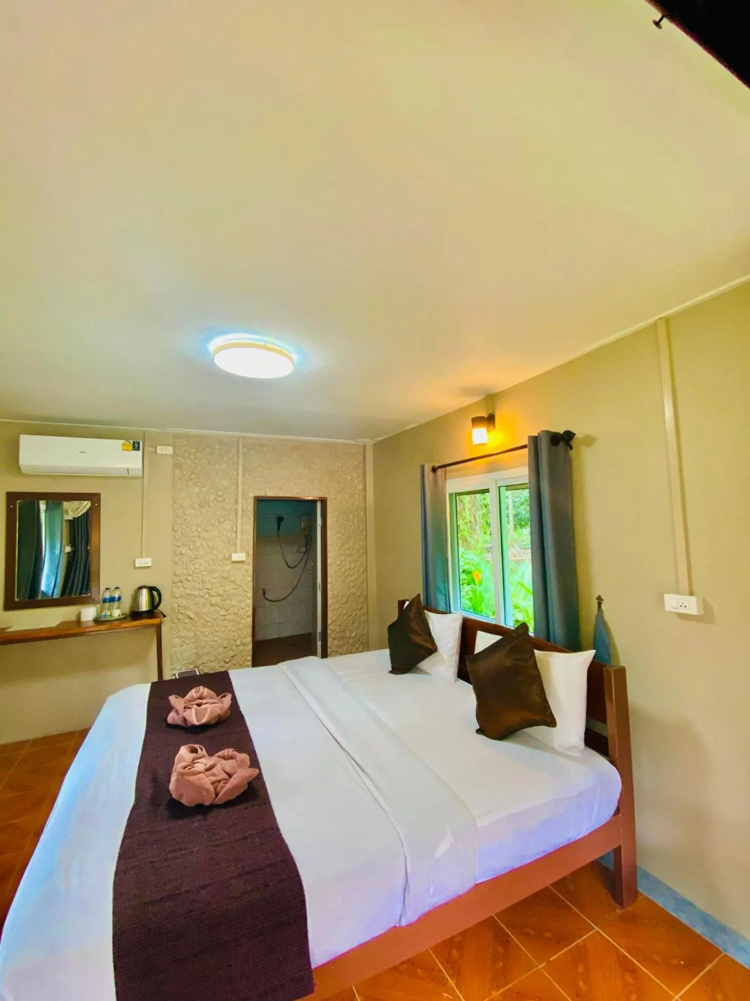 Photo of the whole room, Bed in Khao Sok Nung House