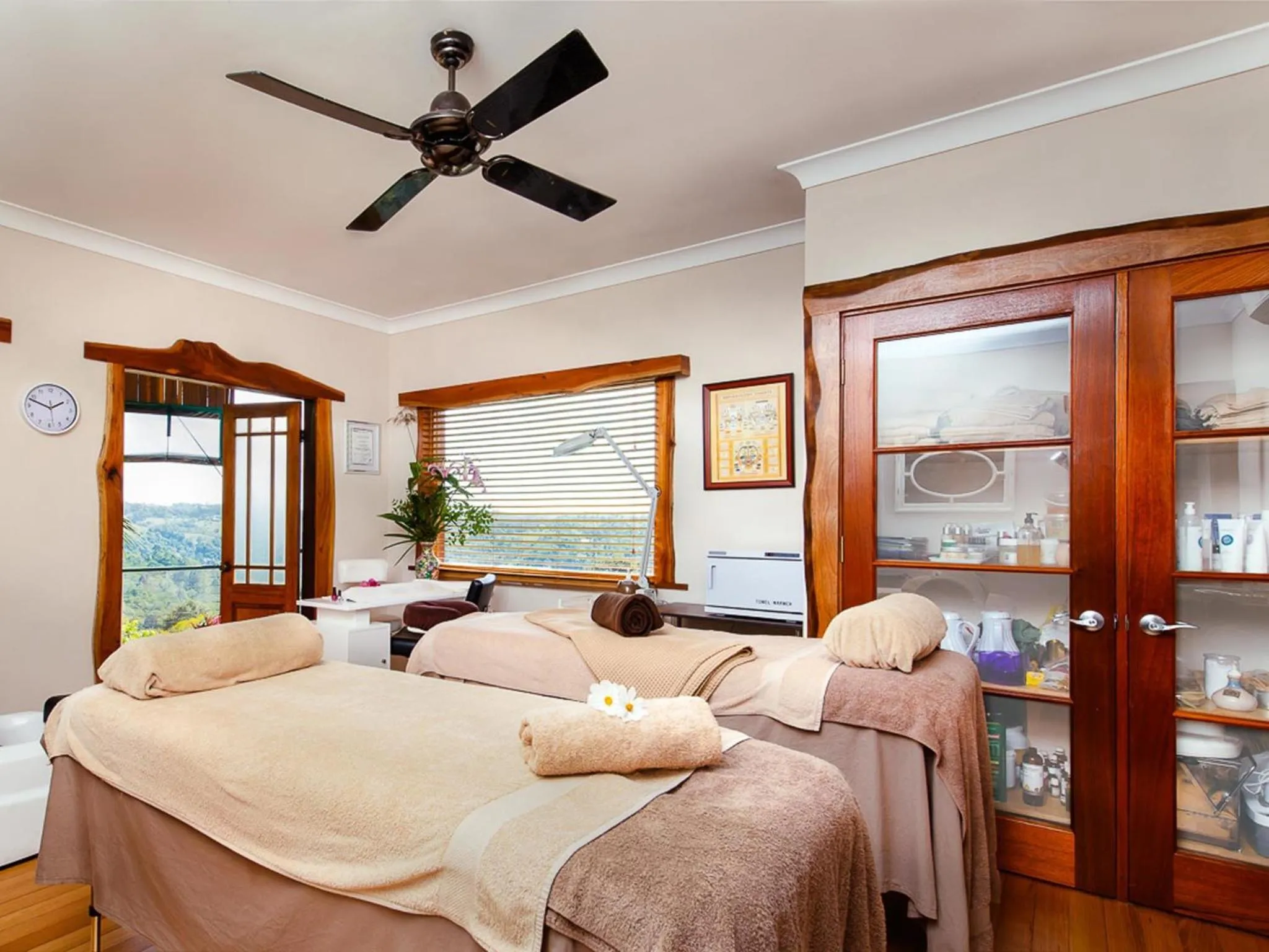 Massage, Bed in Lillypilly's Cottages & Day Spa