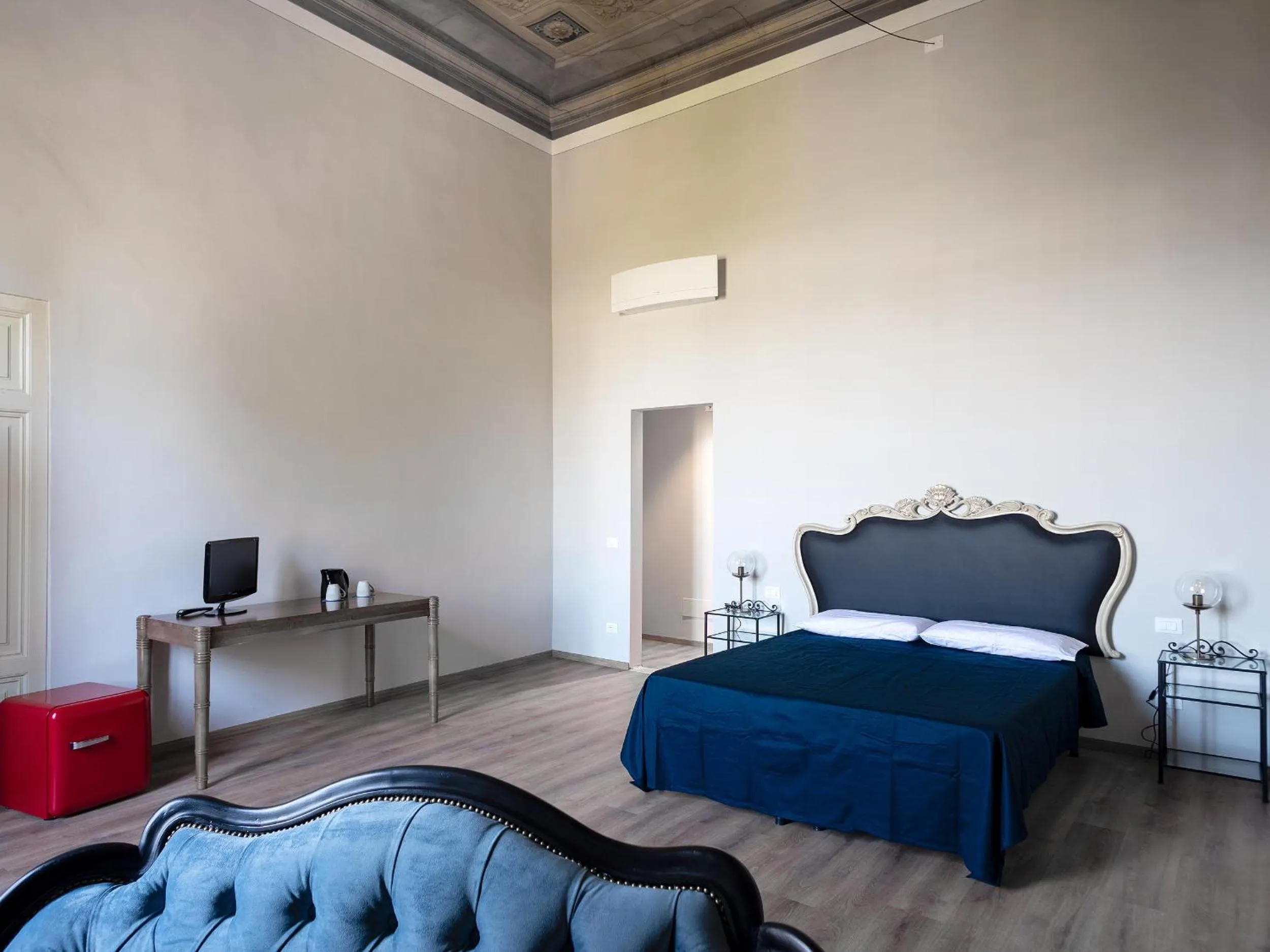 Photo of the whole room, Bed in B&B Stupido Hotel