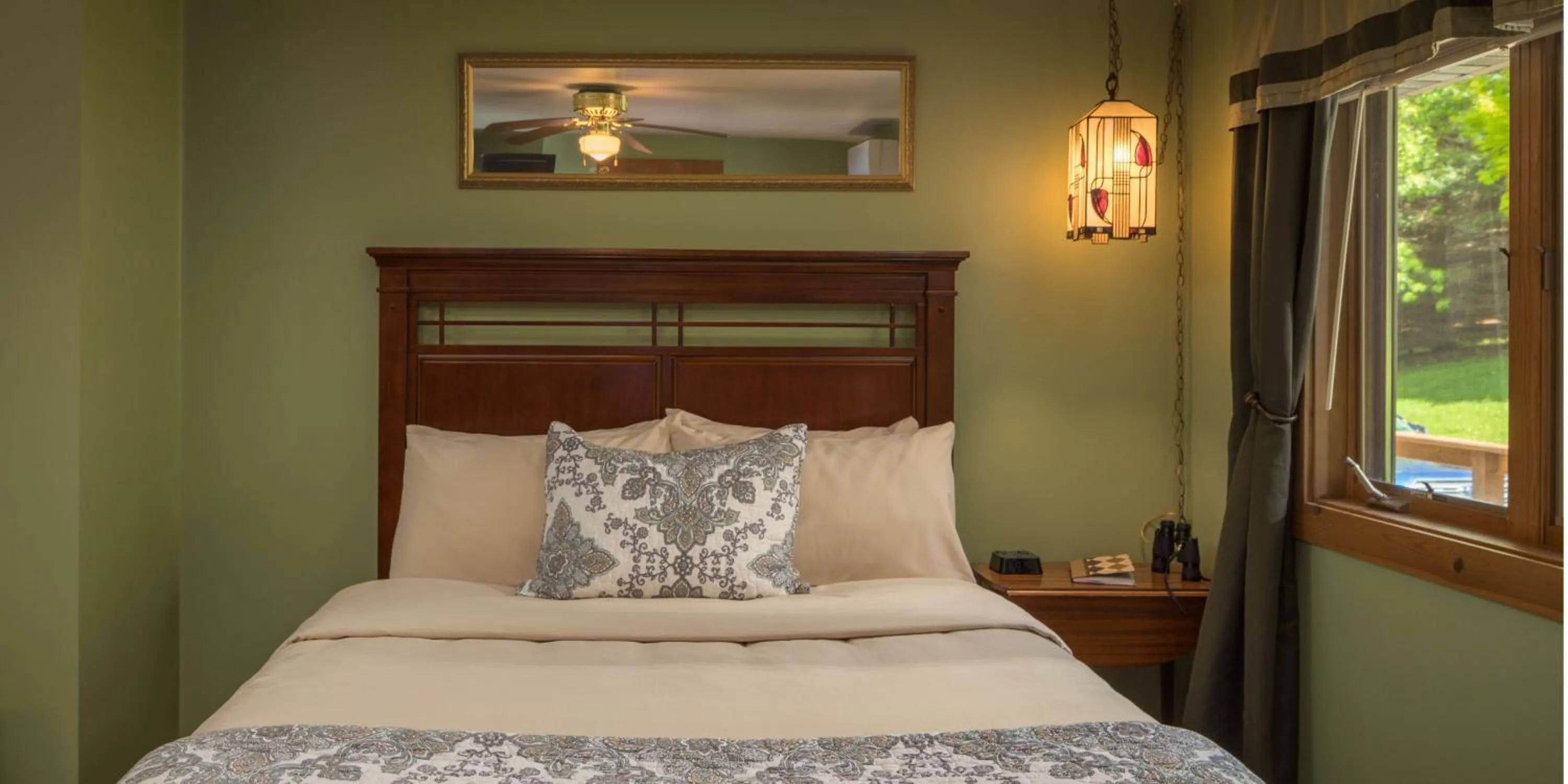 Queen Room in Hawk Valley Retreat & Cottages