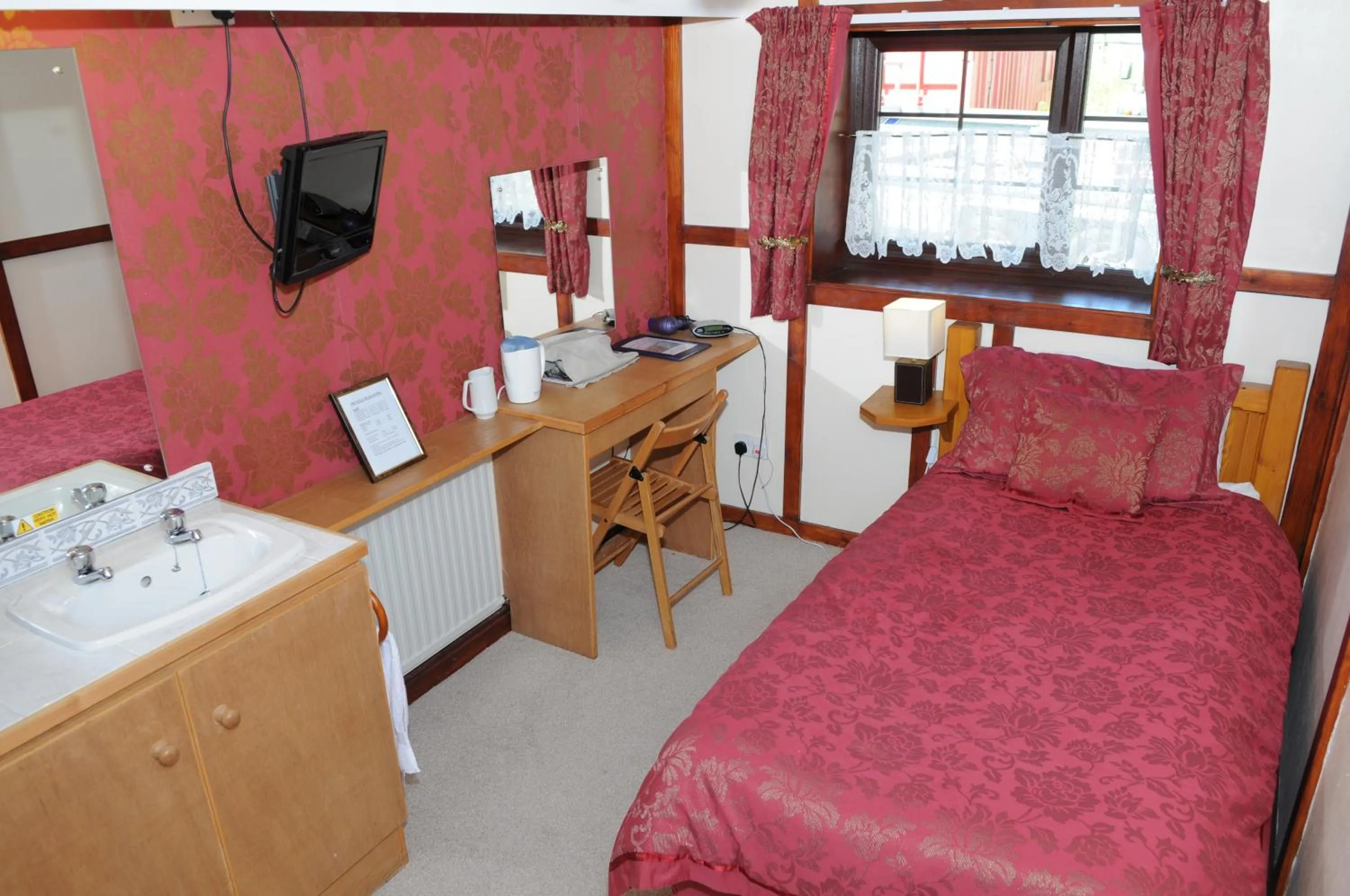 Photo of the whole room, Bed in Hogs Head Hotel