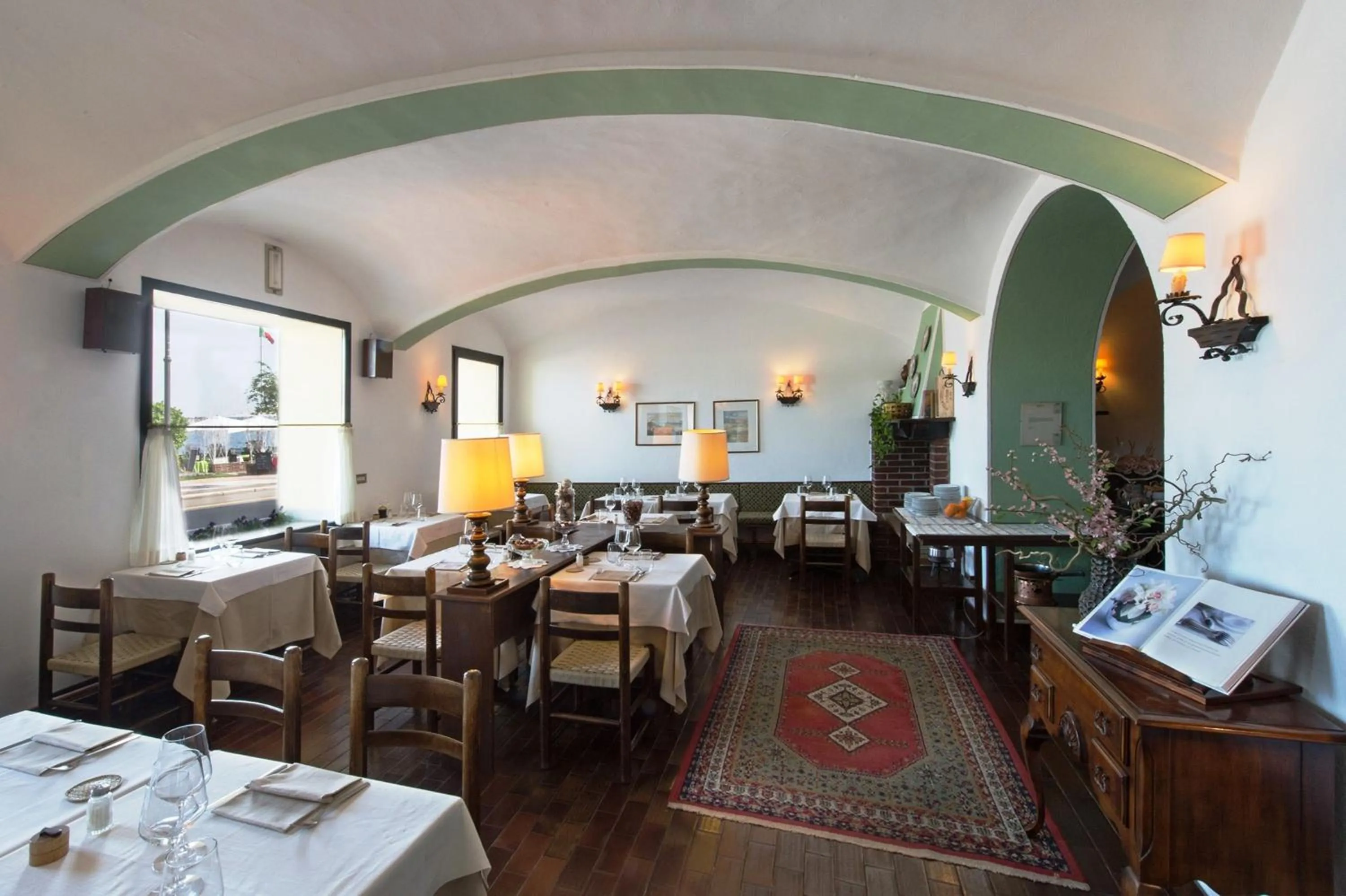 Restaurant/places to eat in Hotel Eden