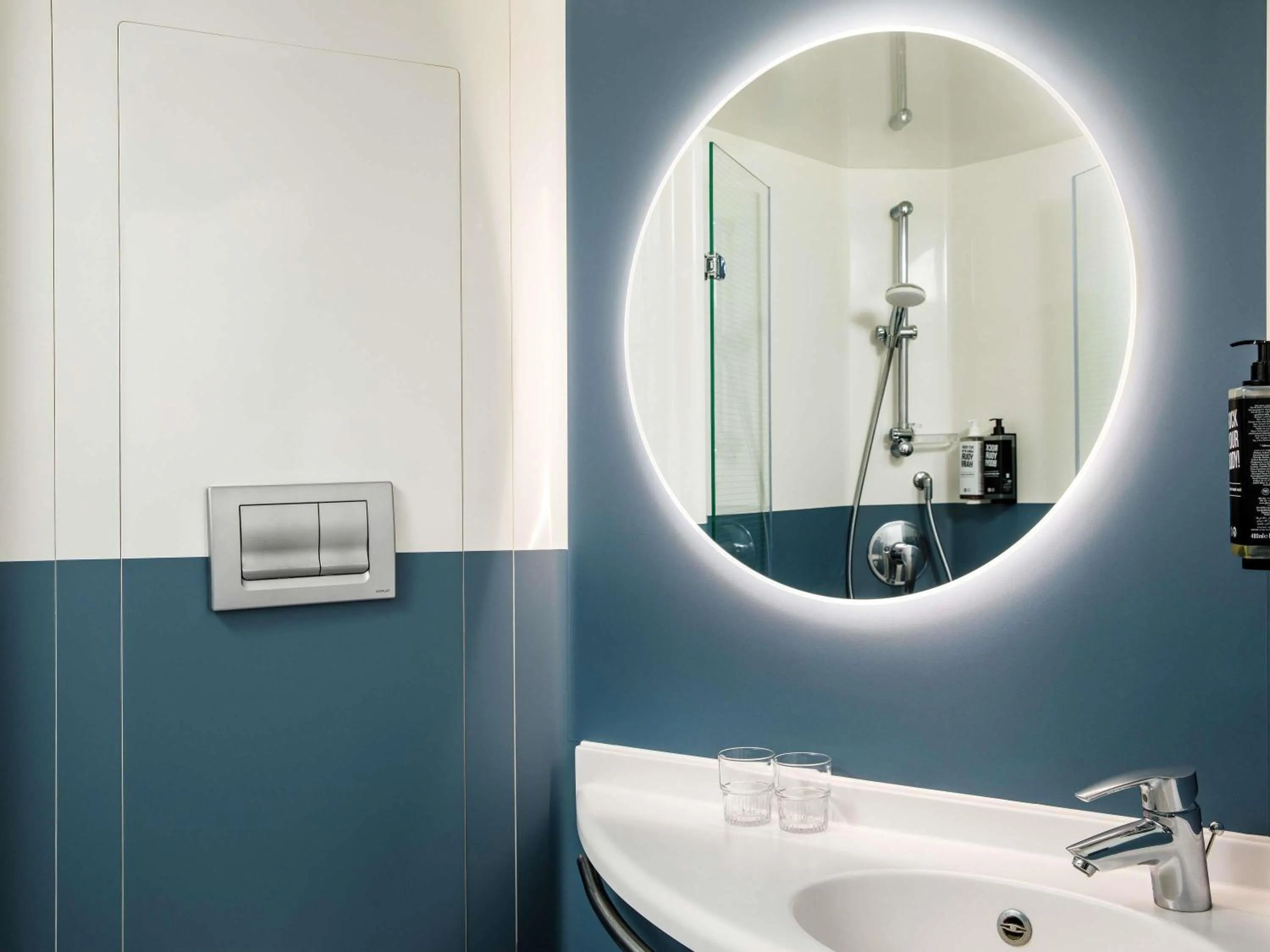 Bedroom in ibis London Greenwich