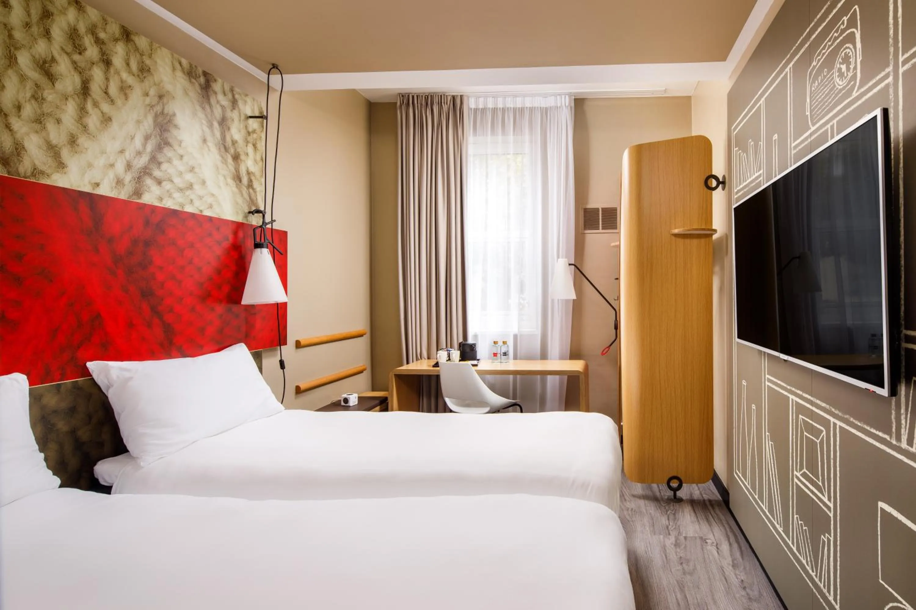 Bedroom, Bed in ibis London Greenwich