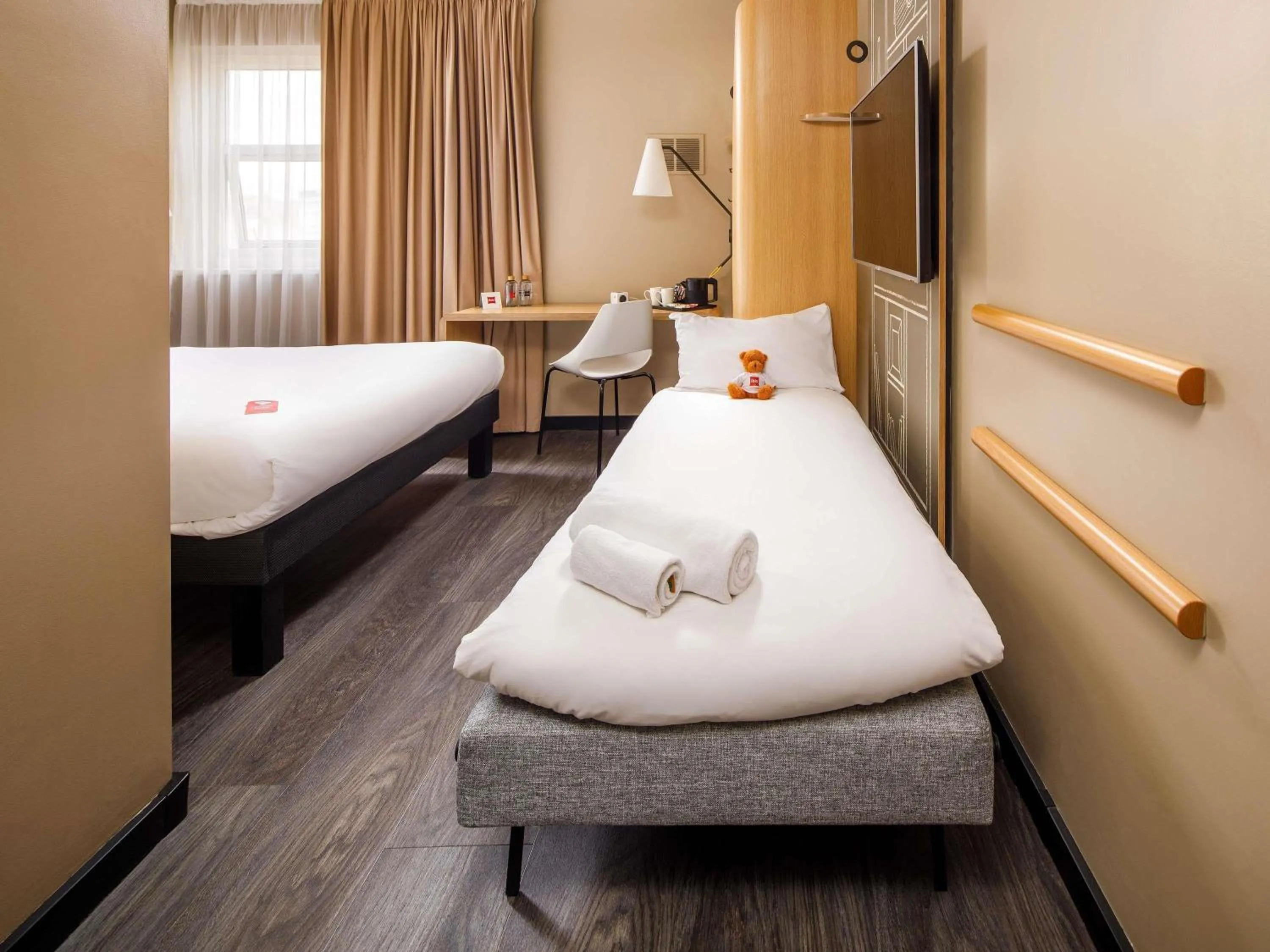 Bedroom, Bed in ibis London Greenwich