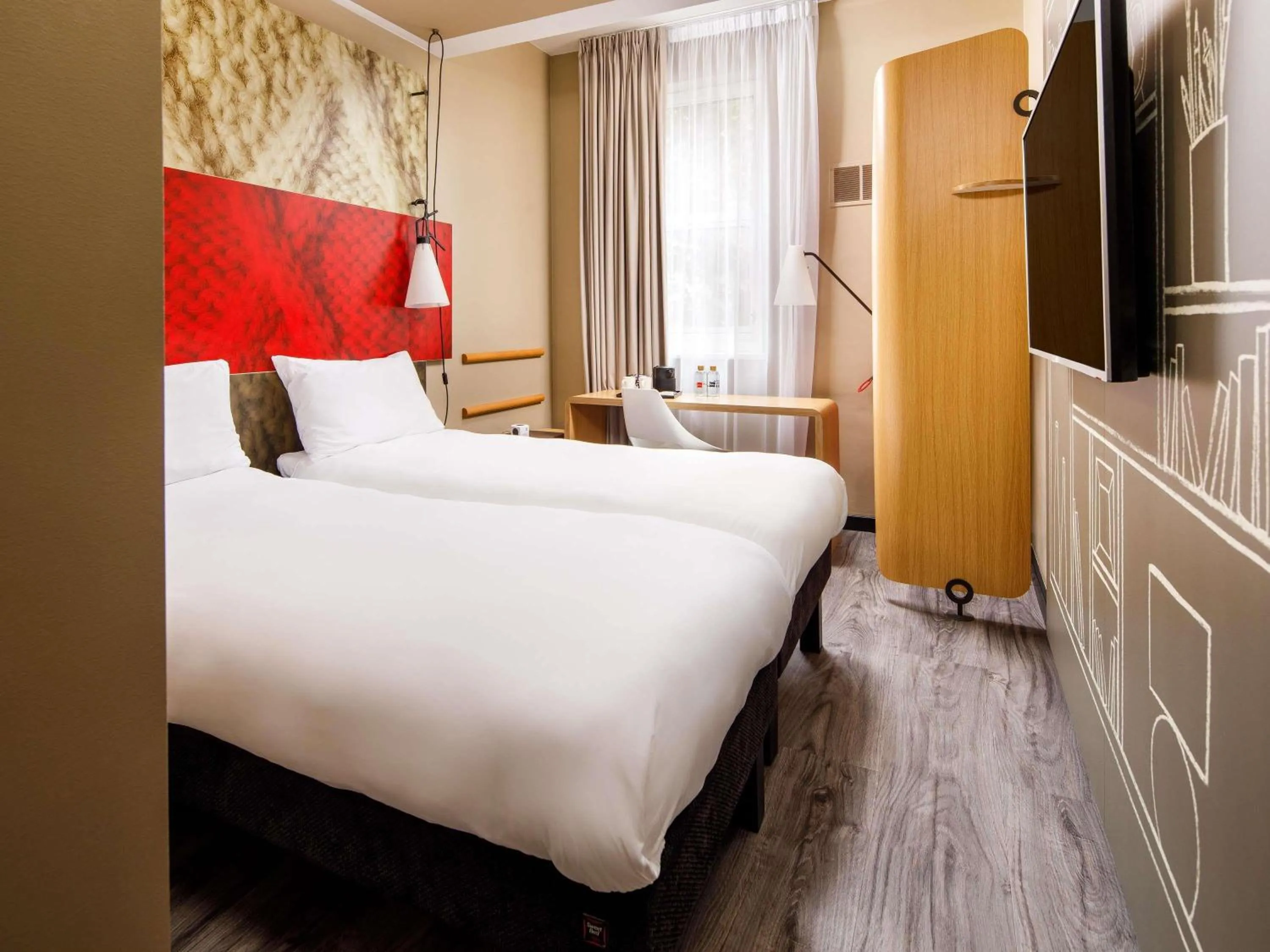 Bedroom, Bed in ibis London Greenwich