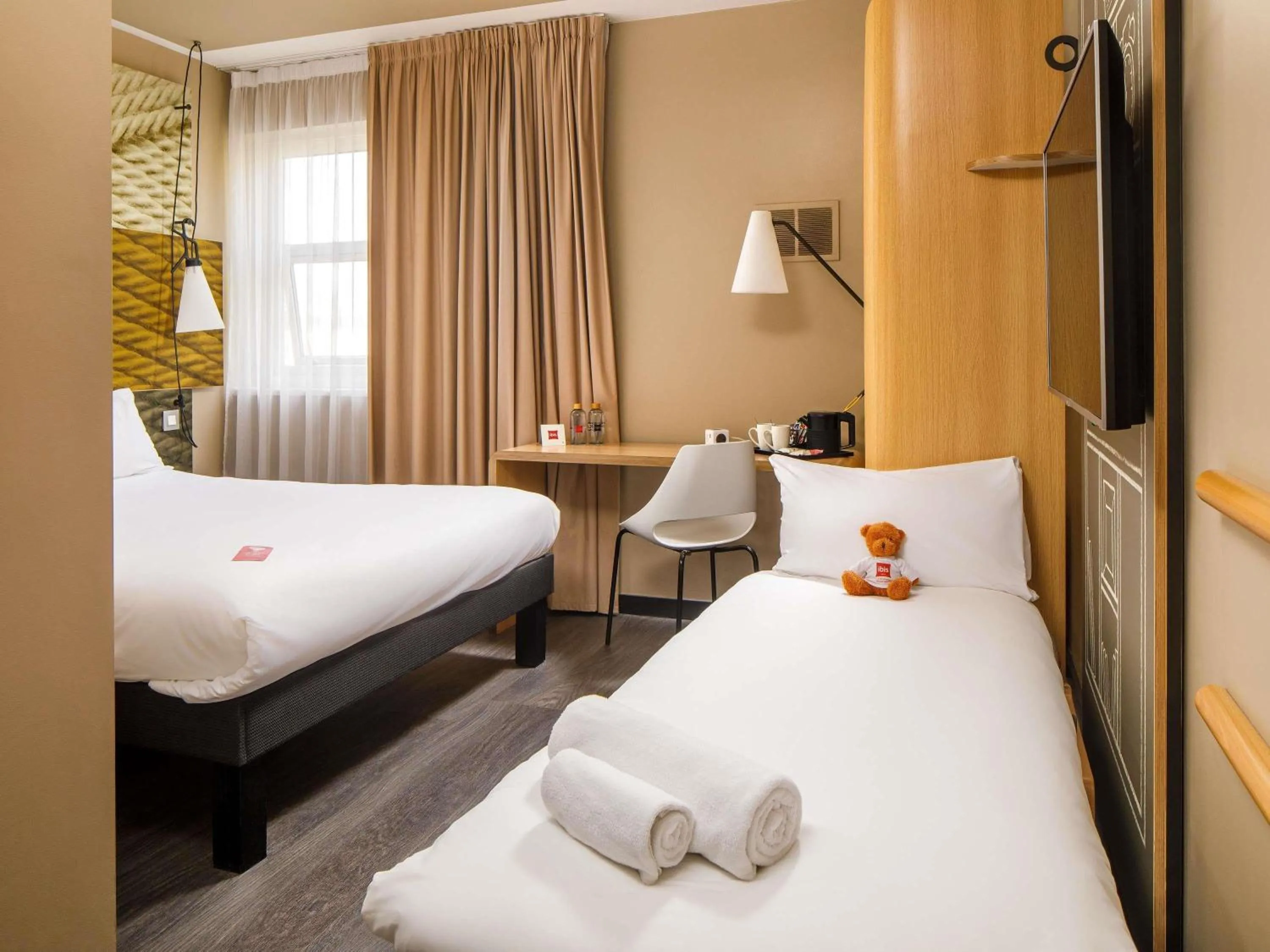 Bedroom, Bed in ibis London Greenwich