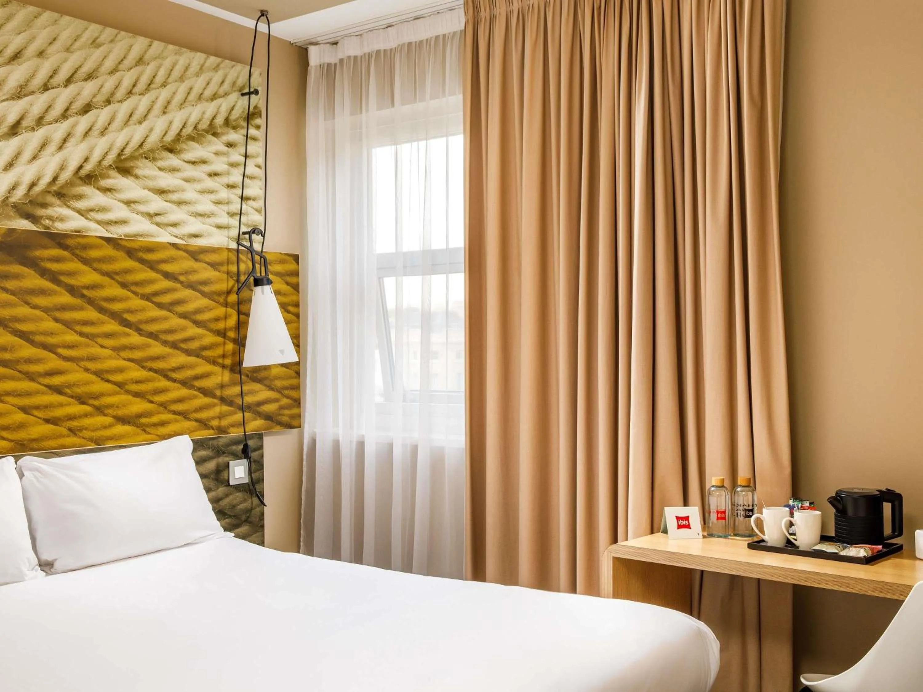 Bedroom, Bed in ibis London Greenwich