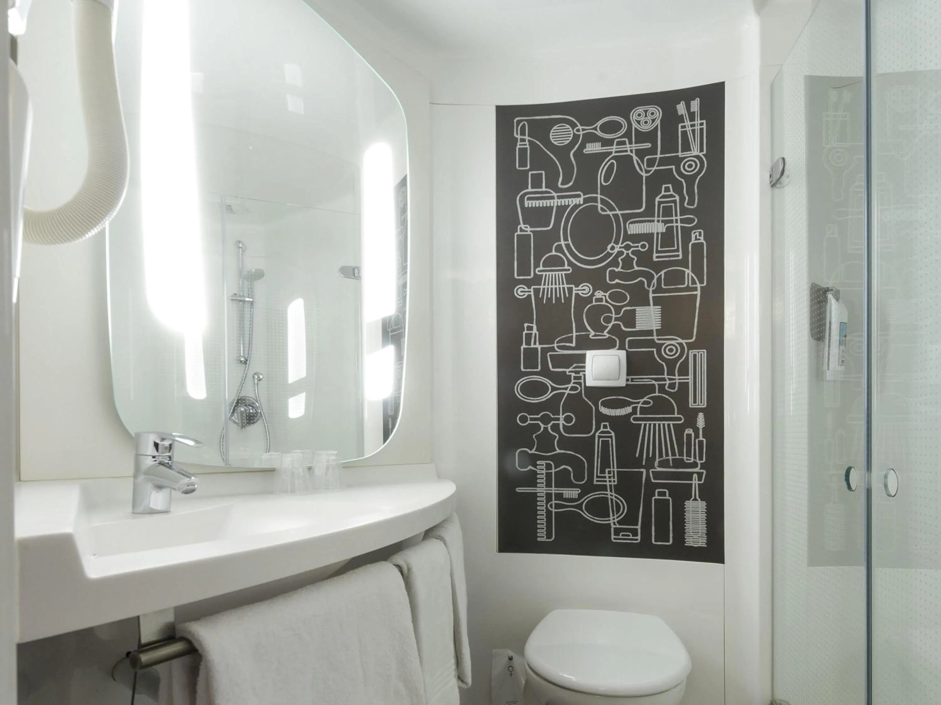 Bedroom in ibis London Stratford